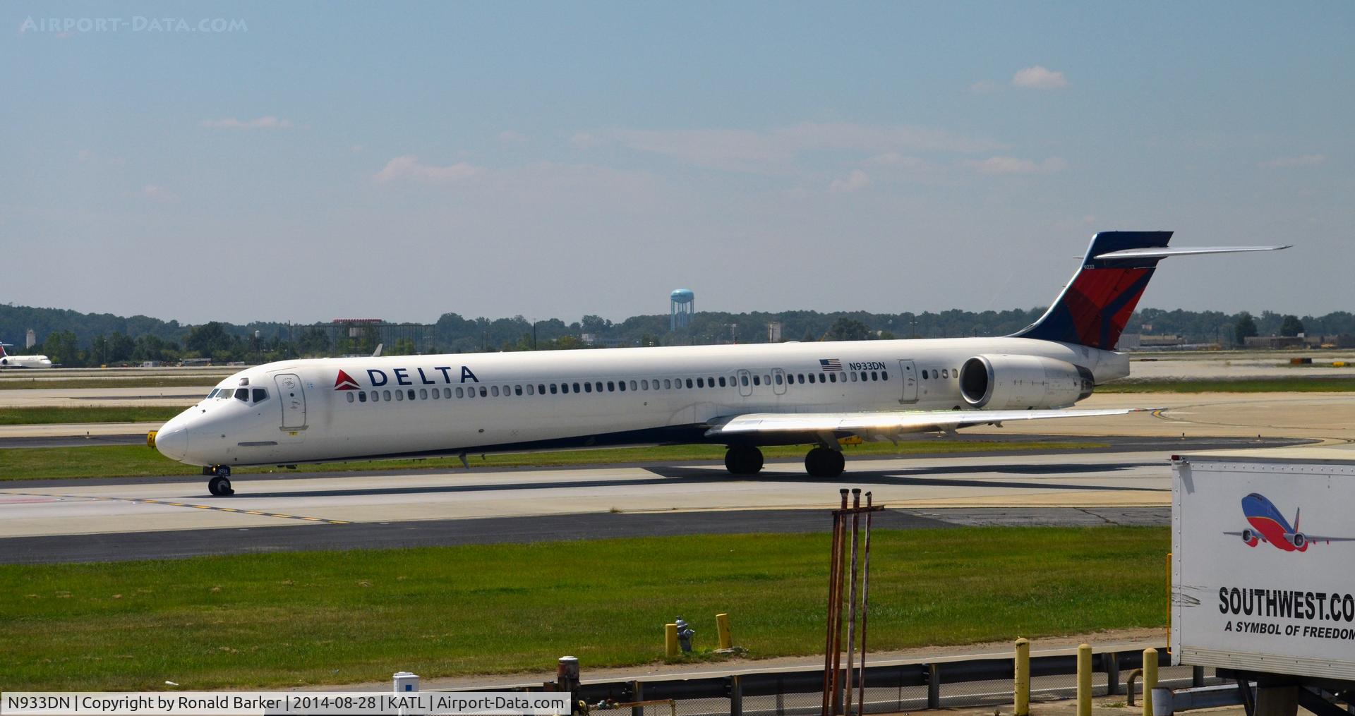 N933DN, 1997 McDonnell Douglas MD-90-30 C/N 53543, Taxi Atlanta