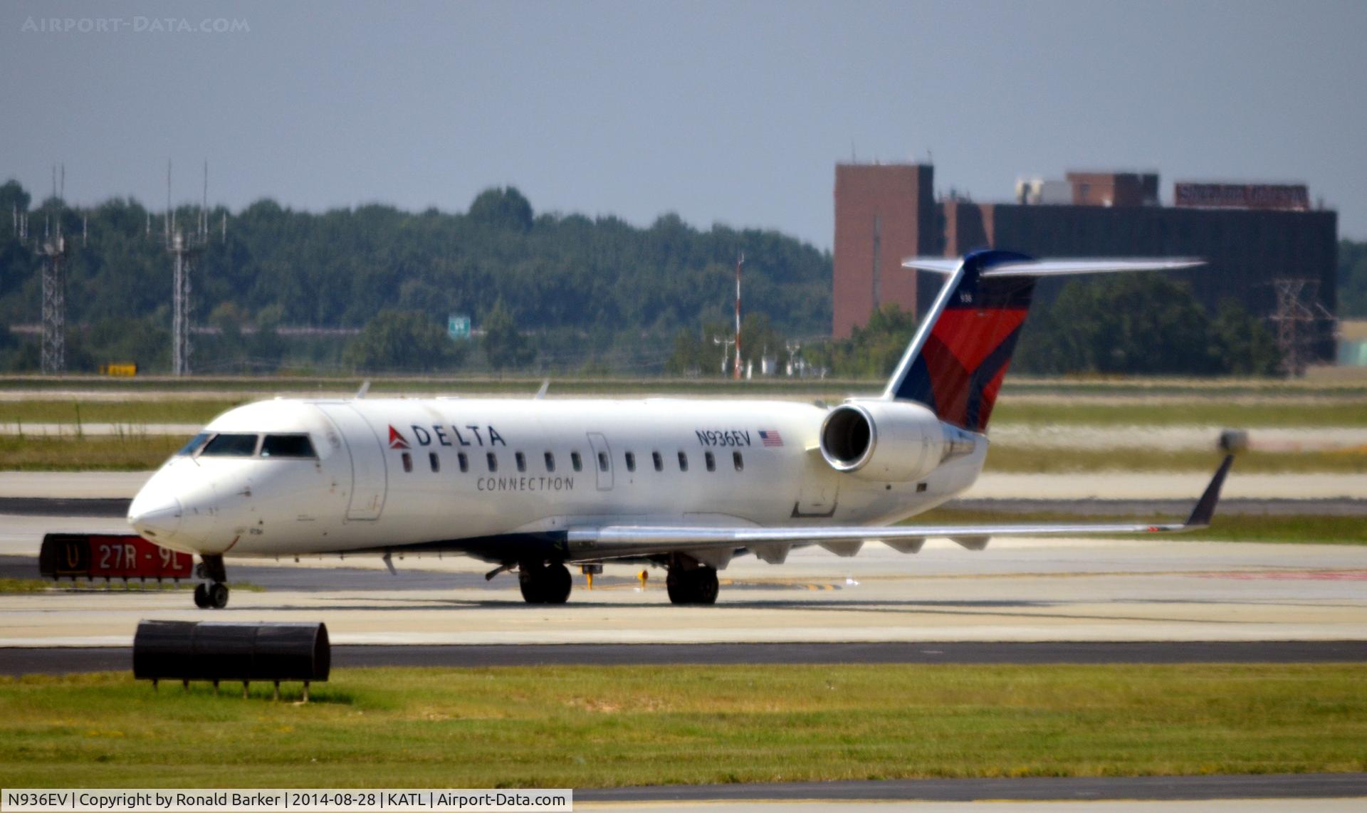 N936EV, 2005 Bombardier CRJ-200ER (CL-600-2B19) C/N 8038, Taxi Atlanta