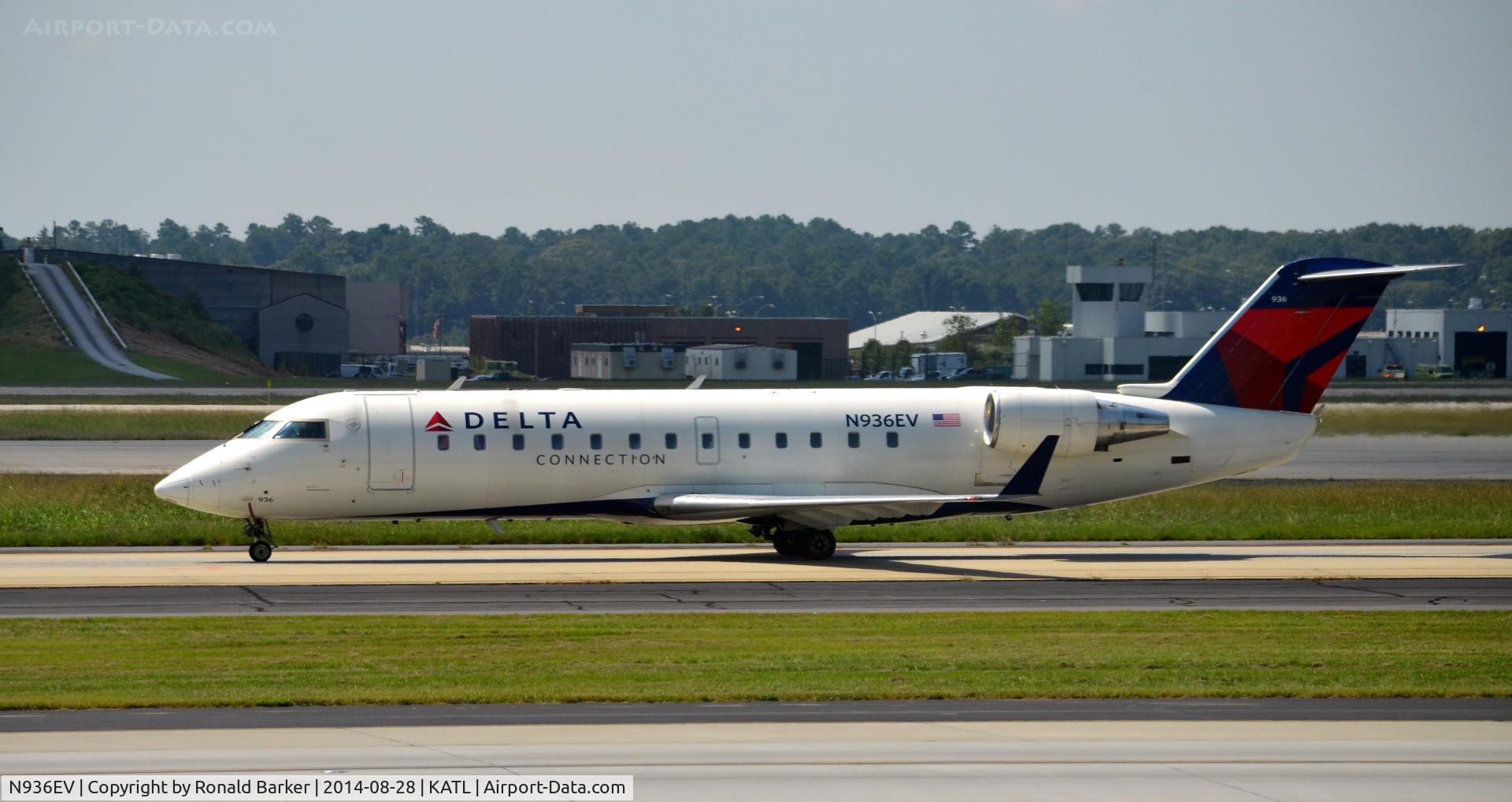 N936EV, 2005 Bombardier CRJ-200ER (CL-600-2B19) C/N 8038, Taxi Atlanta