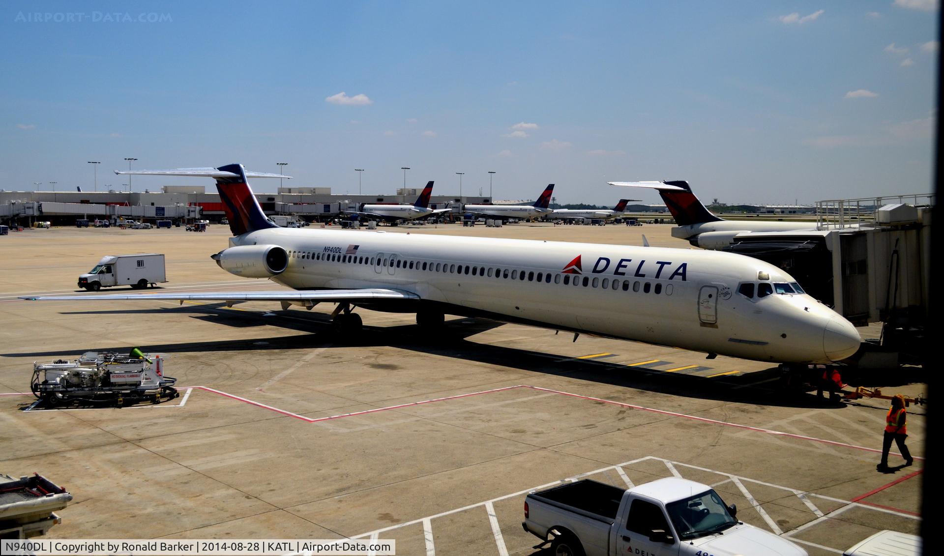 N940DL, 1989 McDonnell Douglas MD-88 C/N 49813, At the gate Atlanta