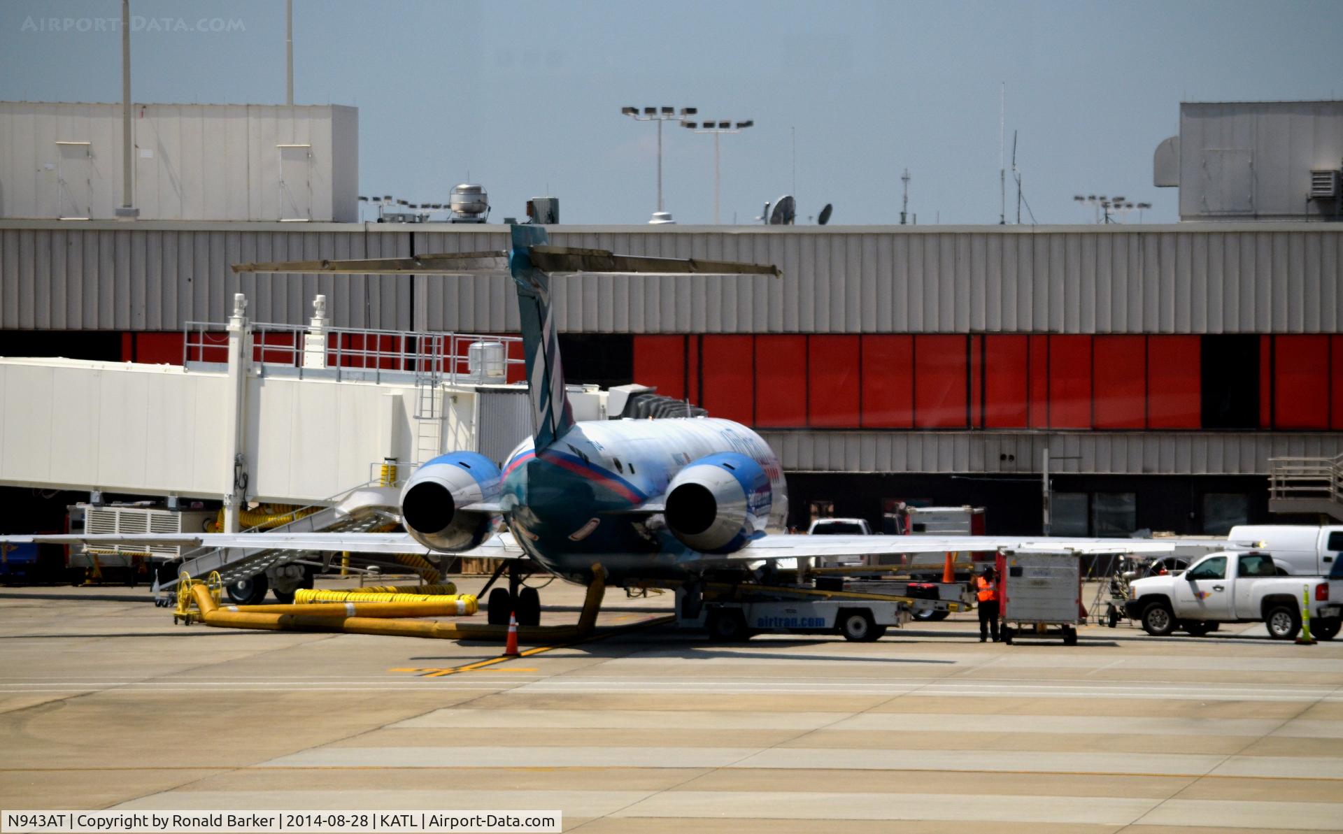 N943AT, 1999 Boeing 717-200 C/N 55006, At the gate Atlanta
