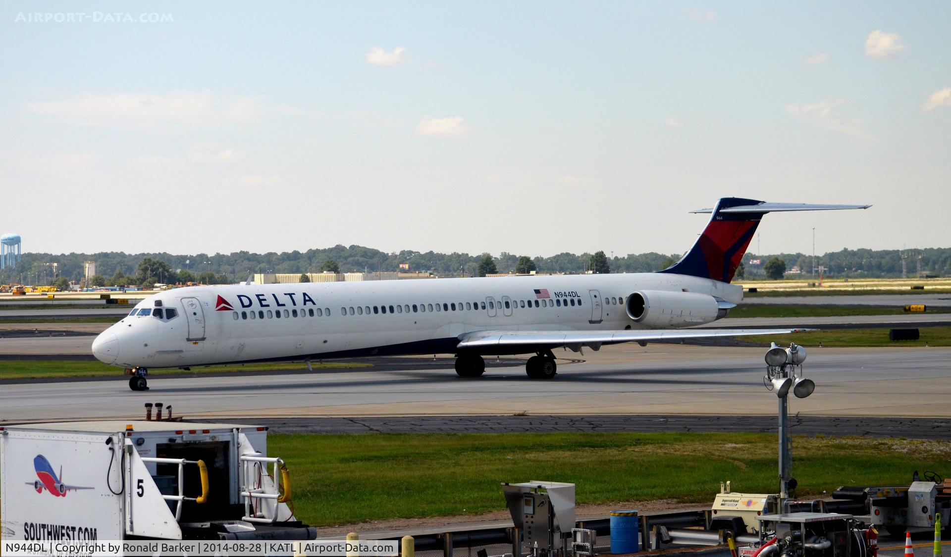 N944DL, 1989 McDonnell Douglas MD-88 C/N 49817, Taxi Atlanta
