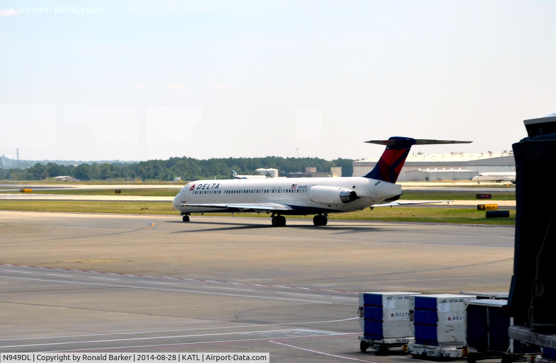 N949DL, 1990 McDonnell Douglas MD-88 C/N 49880, Taxi Atlanta