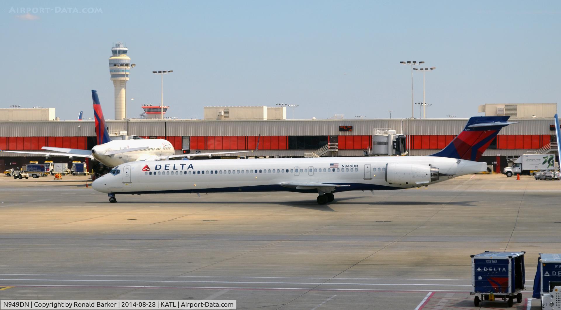 N949DN, 1997 McDonnell Douglas MD-90-30 C/N 53358, Taxi Atlnata