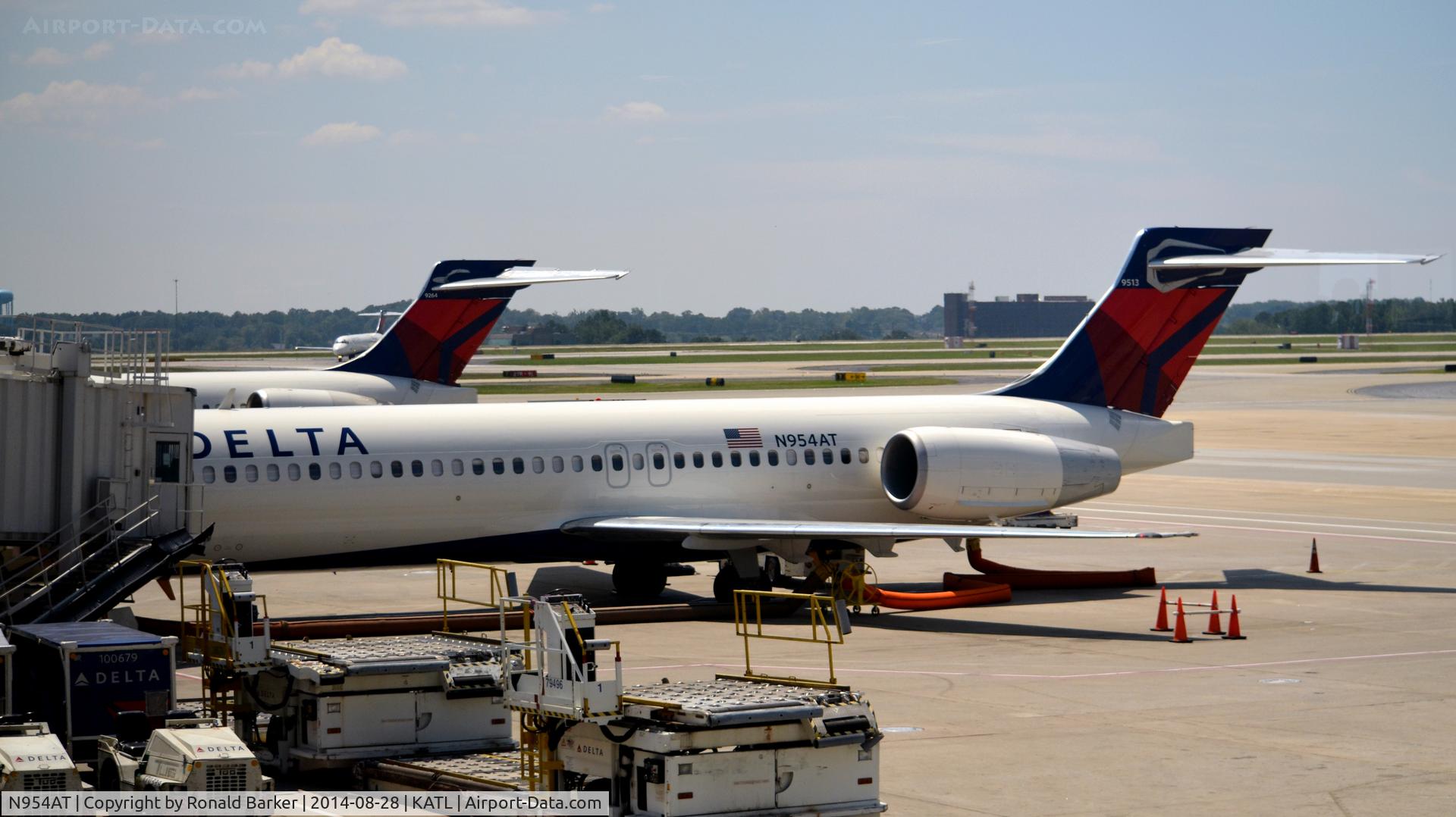 N954AT, 2000 Boeing 717-2BD C/N 55016, At the gate Atlanta