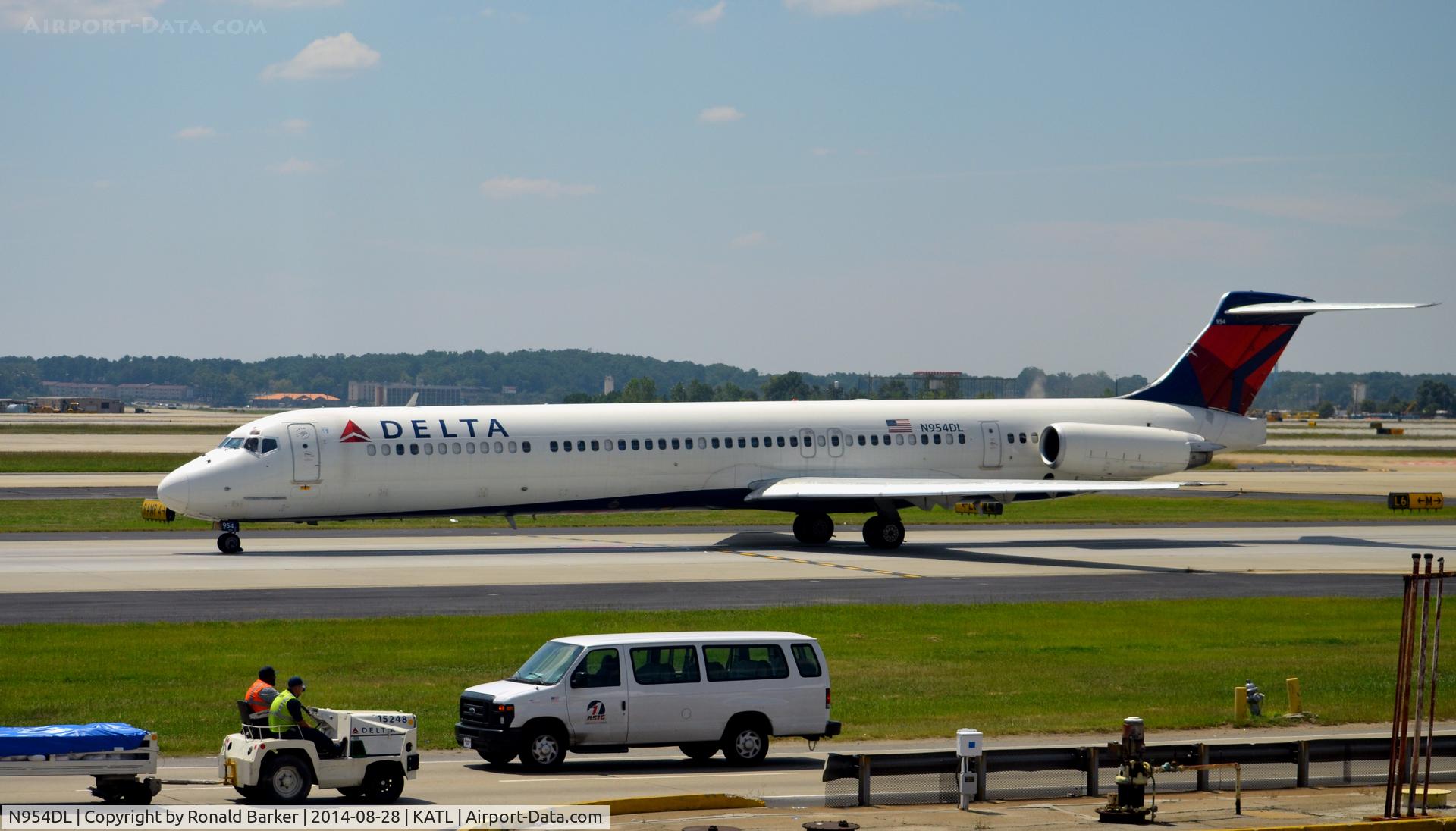 N954DL, 1990 McDonnell Douglas MD-88 C/N 49885, Taxi Atlanta