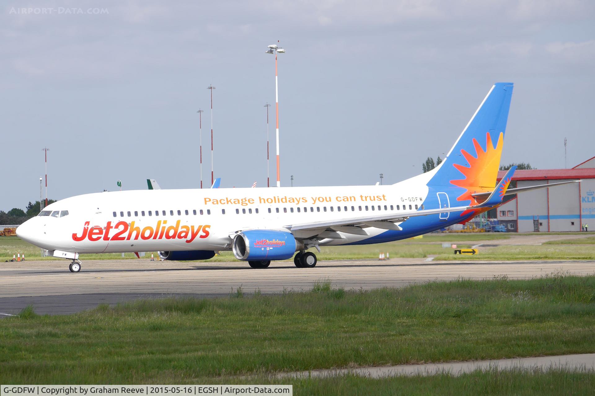 G-GDFW, 2000 Boeing 737-8K5 C/N 27986, About to depart from Norwich.