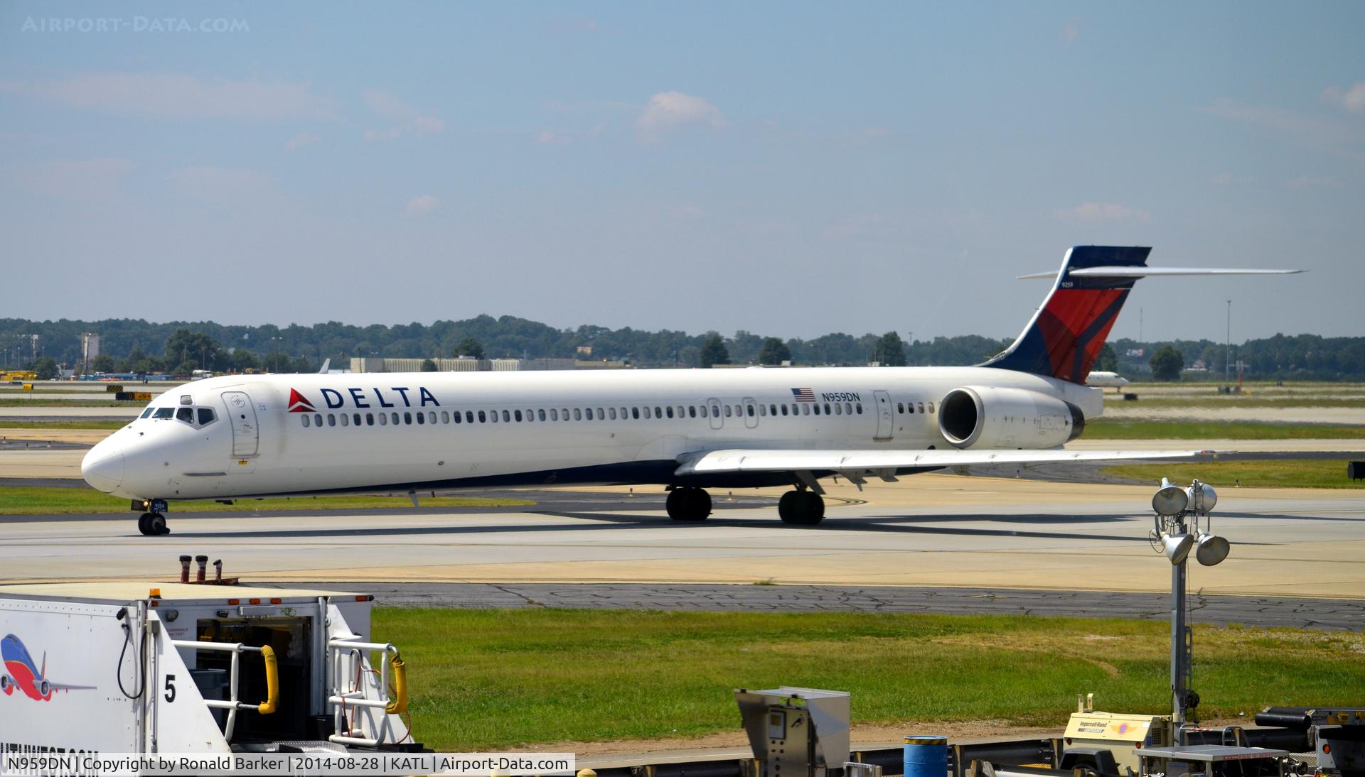 N959DN, McDonnell Douglas MD-90-30 C/N 53529, Taxi Atlanta