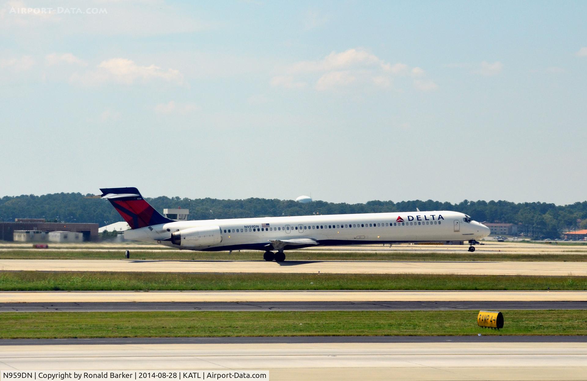 N959DN, McDonnell Douglas MD-90-30 C/N 53529, Takeoff Atlanta