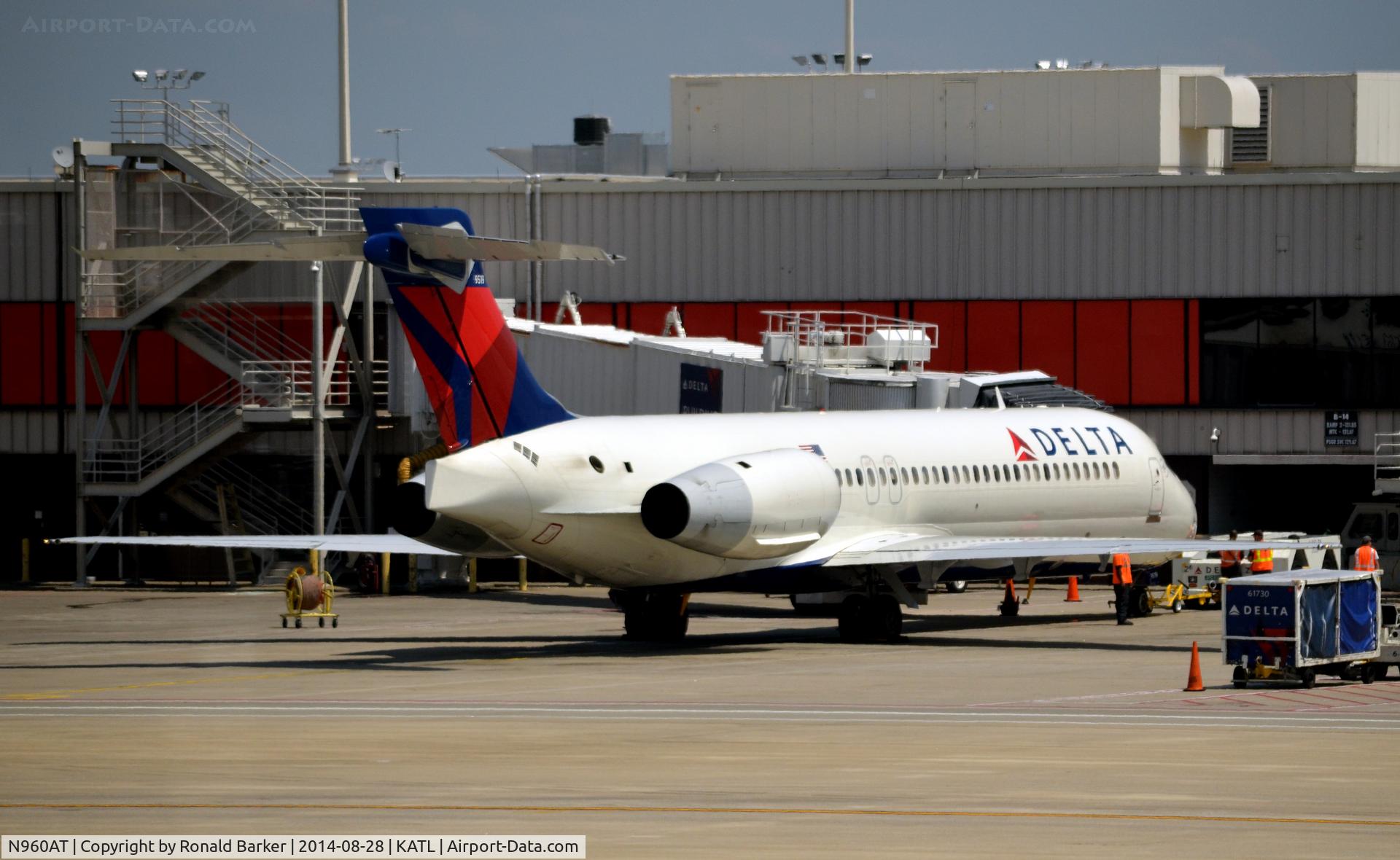 N960AT, 2001 Boeing 717-200 C/N 55022, At the gate Atlanta