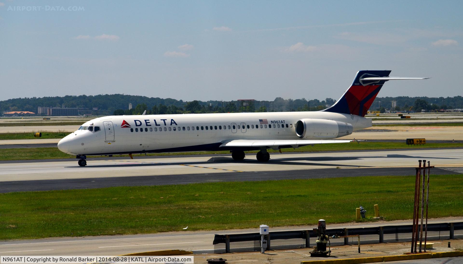 N961AT, 2001 Boeing 717-200 C/N 55023, Taxi Atlanta