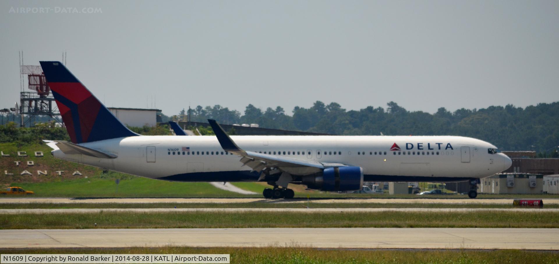 N1609, 2000 Boeing 767-332 C/N 30574, Landing Atlanta