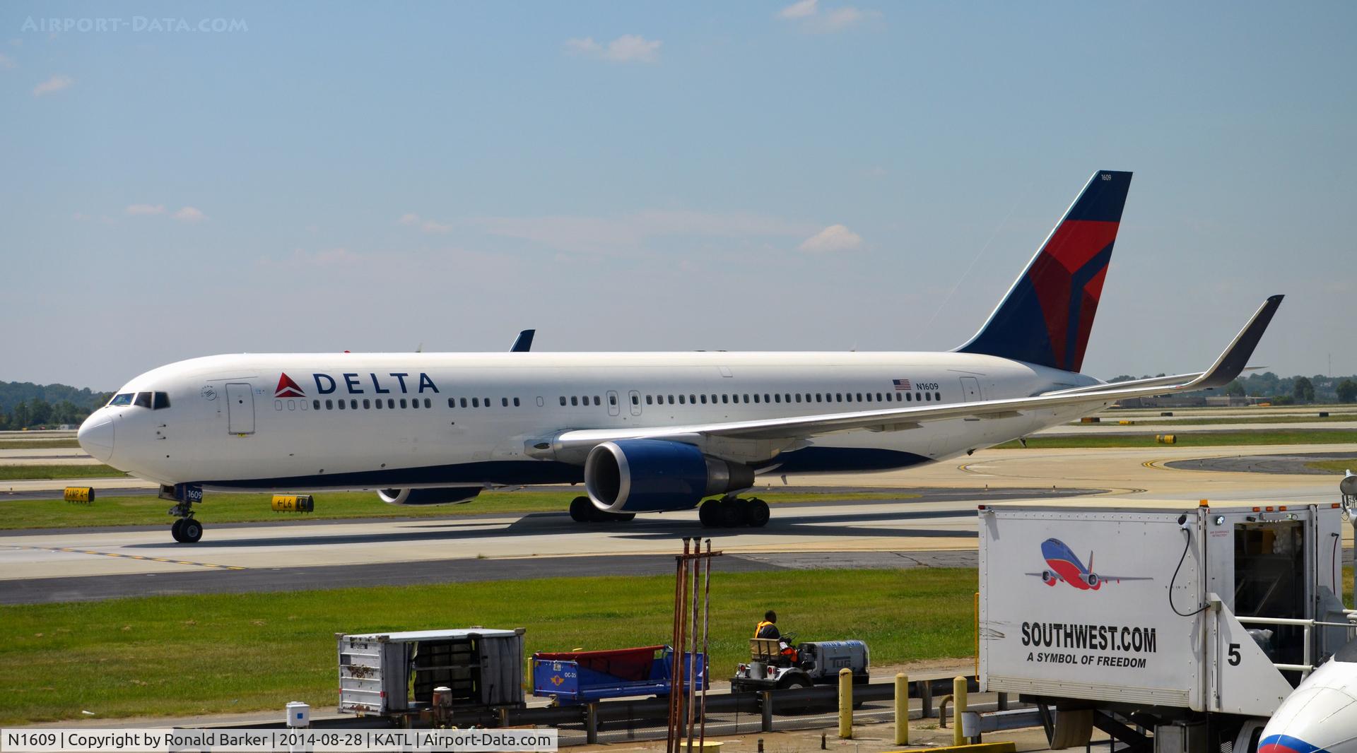 N1609, 2000 Boeing 767-332 C/N 30574, Taxi Atlnata