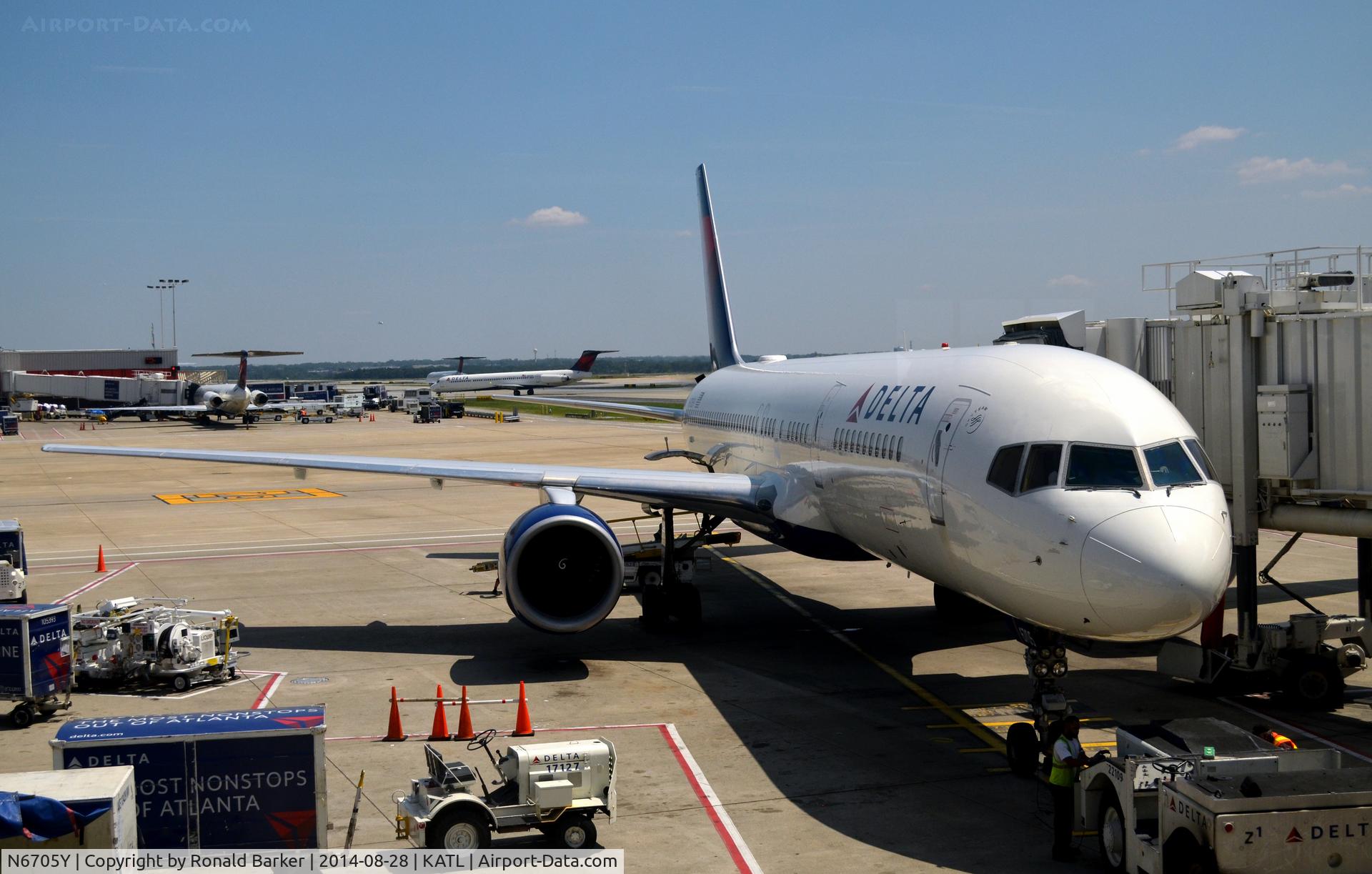 N6705Y, 2000 Boeing 757-232 C/N 30397, Pushback Atlanta