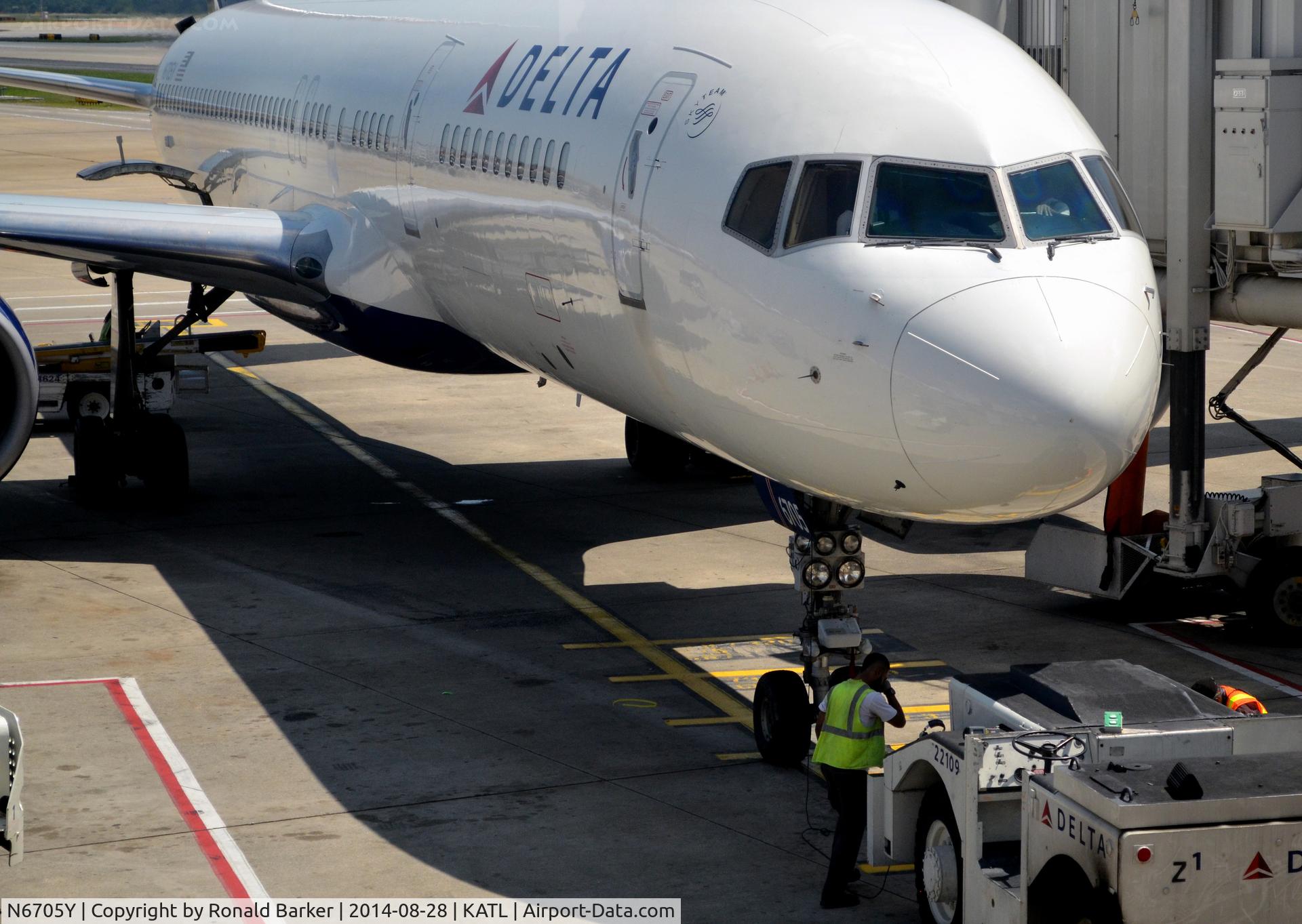 N6705Y, 2000 Boeing 757-232 C/N 30397, Pushback Atlanta