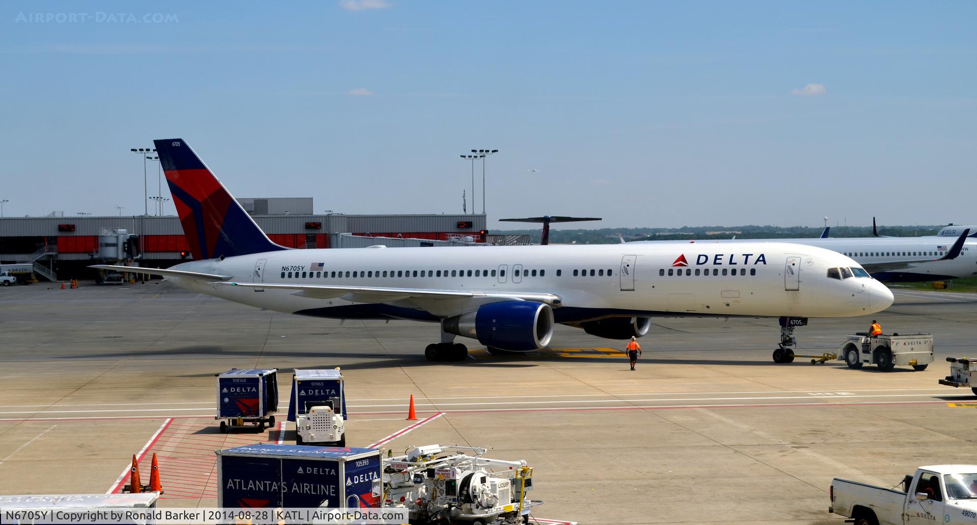 N6705Y, 2000 Boeing 757-232 C/N 30397, Pushback Atlanta