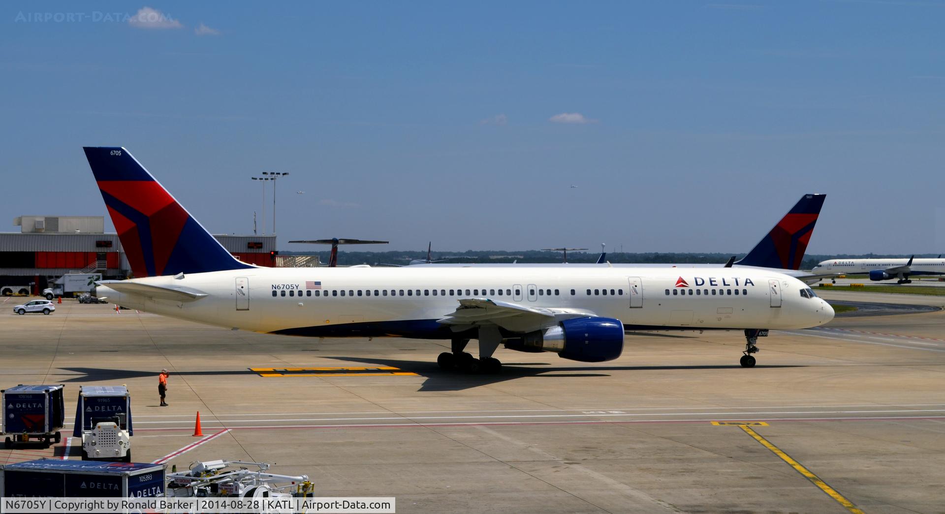 N6705Y, 2000 Boeing 757-232 C/N 30397, Taxi Atlanta