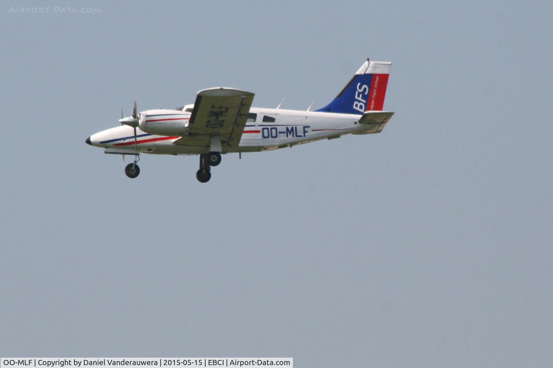 OO-MLF, Piper PA-34-200T C/N 347970216, Descending to RWY 25