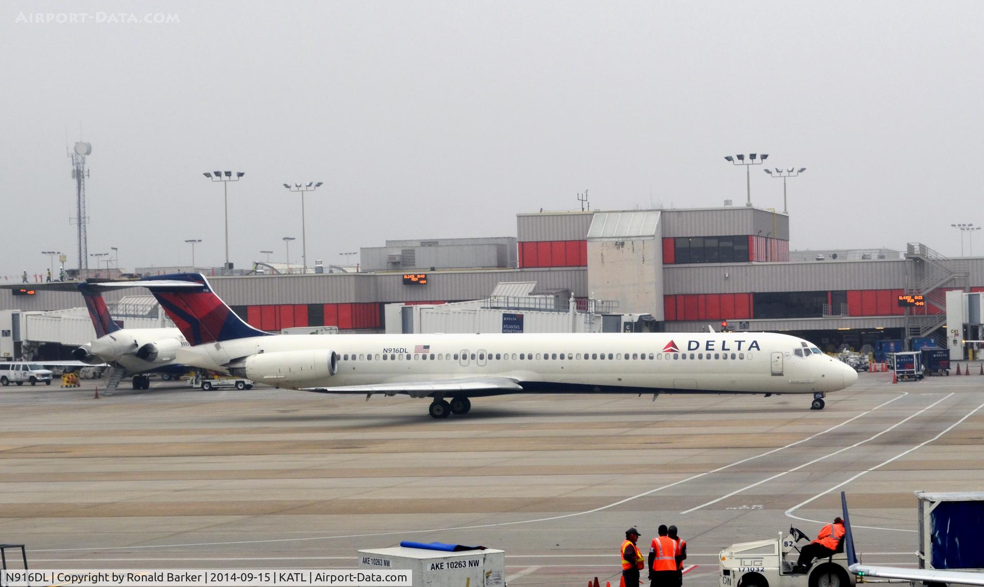 N916DL, 1988 McDonnell Douglas MD-88 C/N 49591, Taxi Atlanta