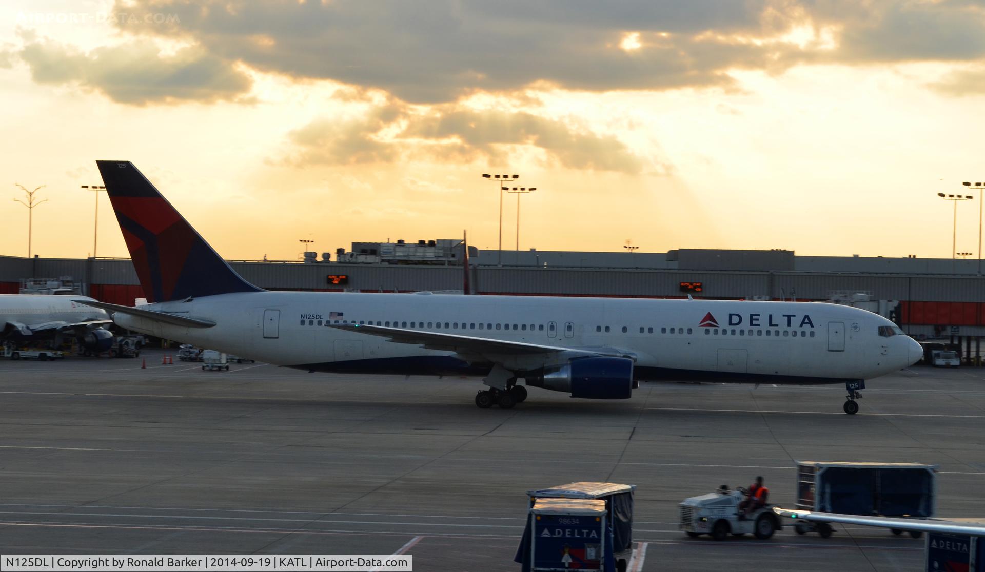 N125DL, 1988 Boeing 767-332 C/N 24075, taxi Atlanta