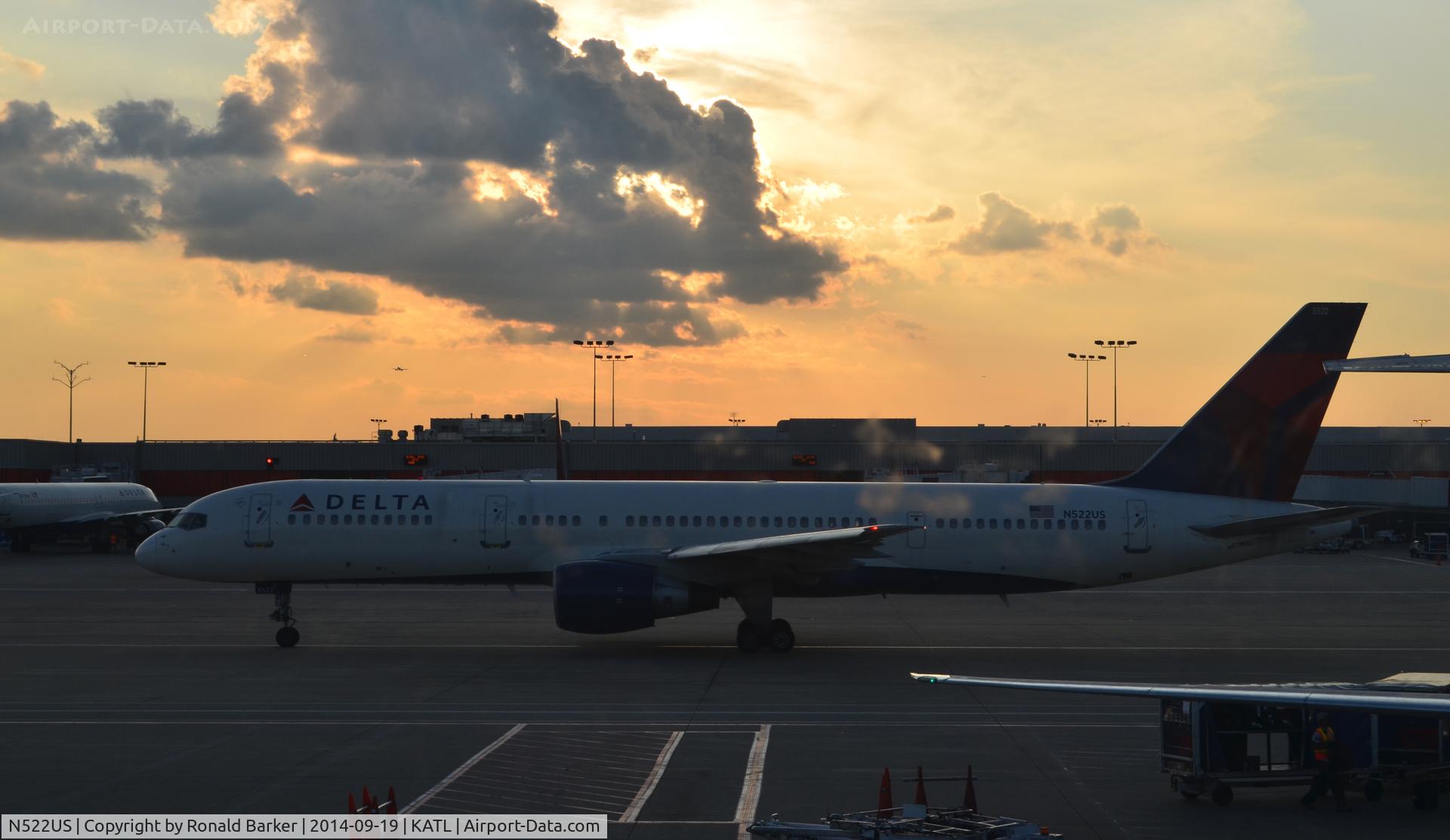 N522US, 1987 Boeing 757-251 C/N 23616, Taxi Atlanta