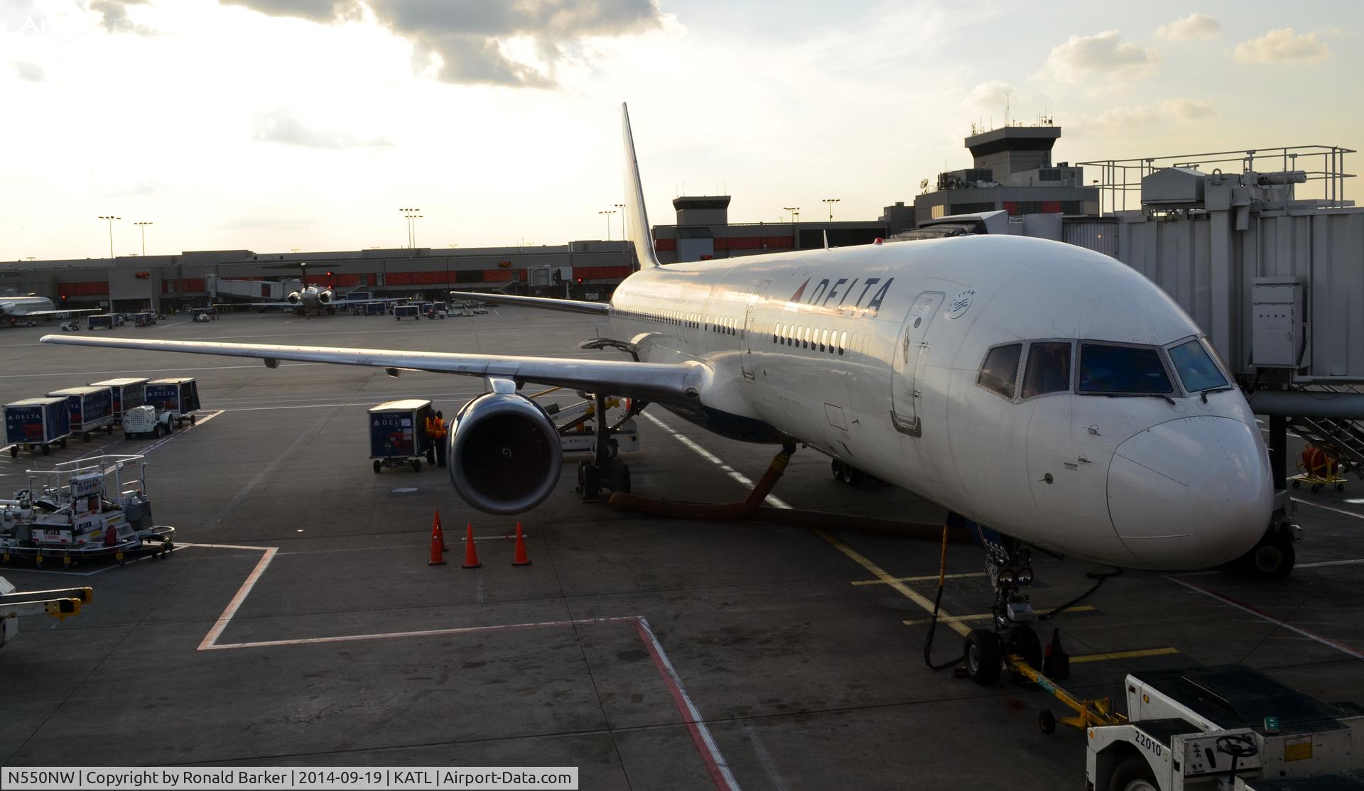 N550NW, 2001 Boeing 757-251 C/N 26497, At the gate Atlanta
