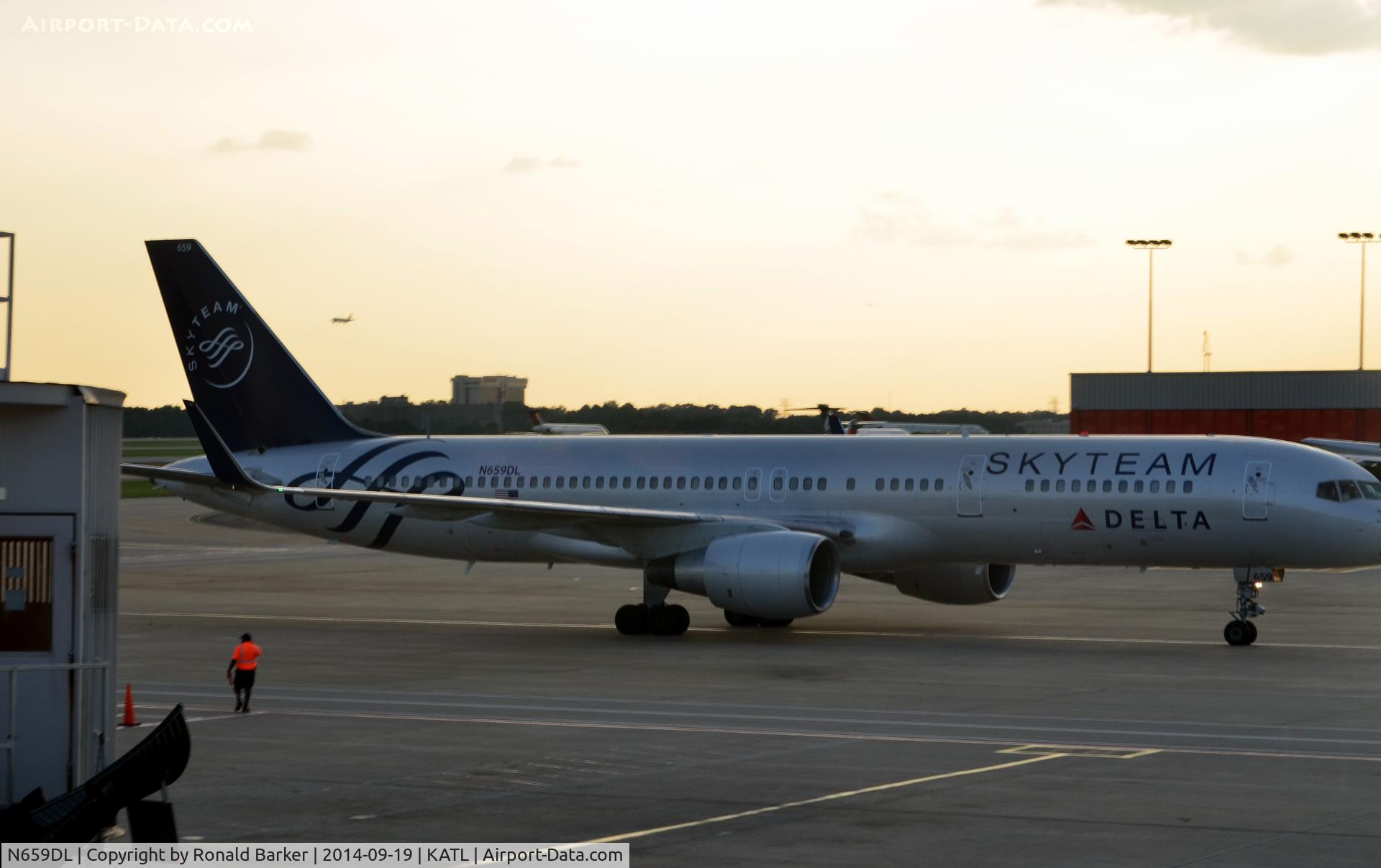 N659DL, 1990 Boeing 757-232 C/N 24421, Taxi Atlanta