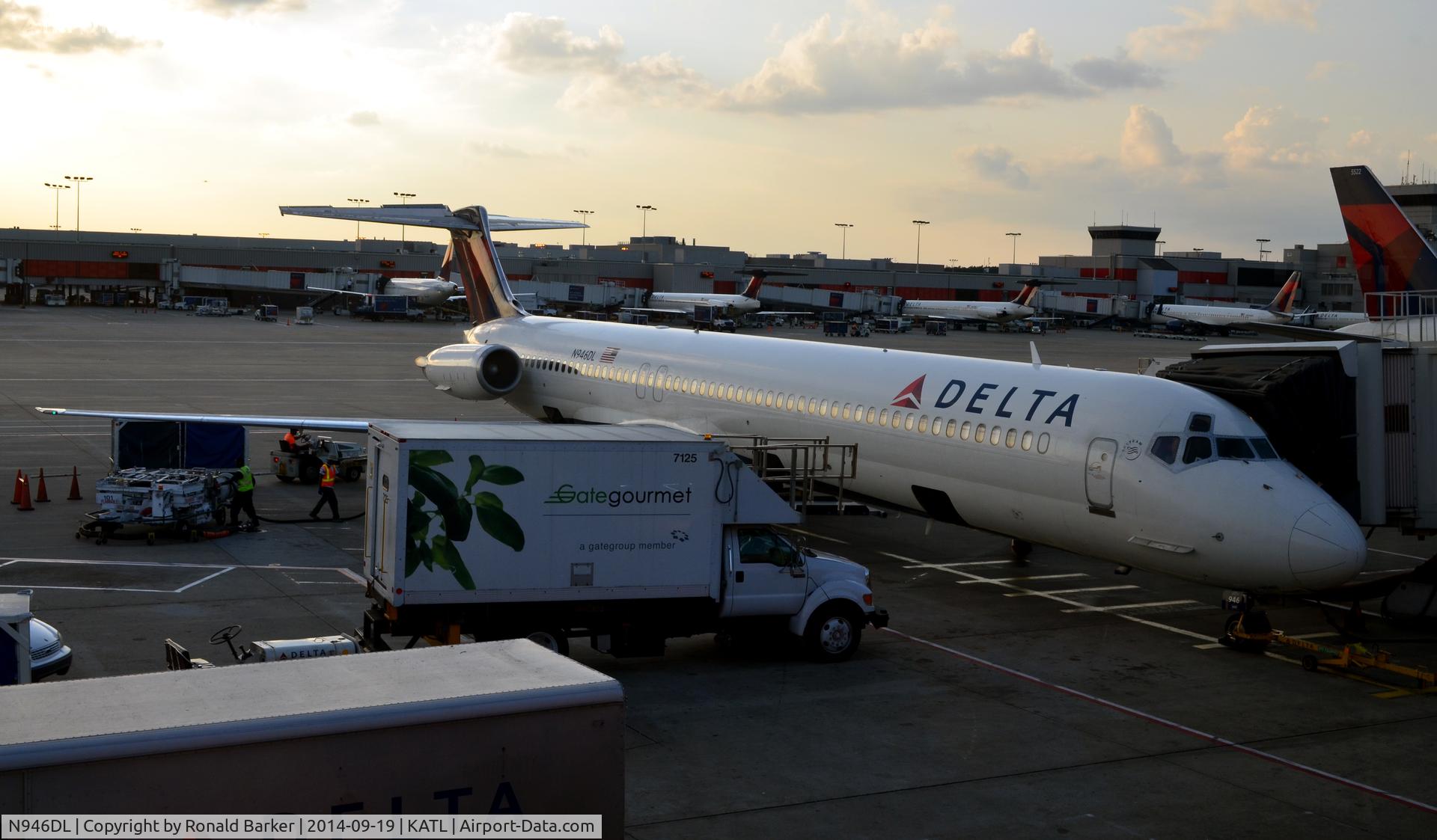 N946DL, 1989 McDonnell Douglas MD-88 C/N 49819, Taxi Atlanta