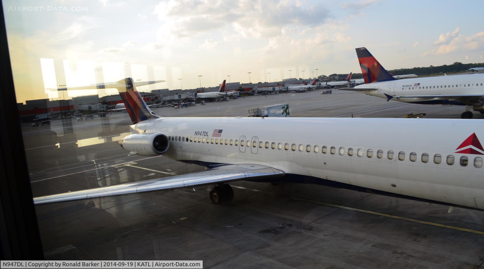 N947DL, 1989 McDonnell Douglas MD-88 C/N 49878, At the gate Atlanta