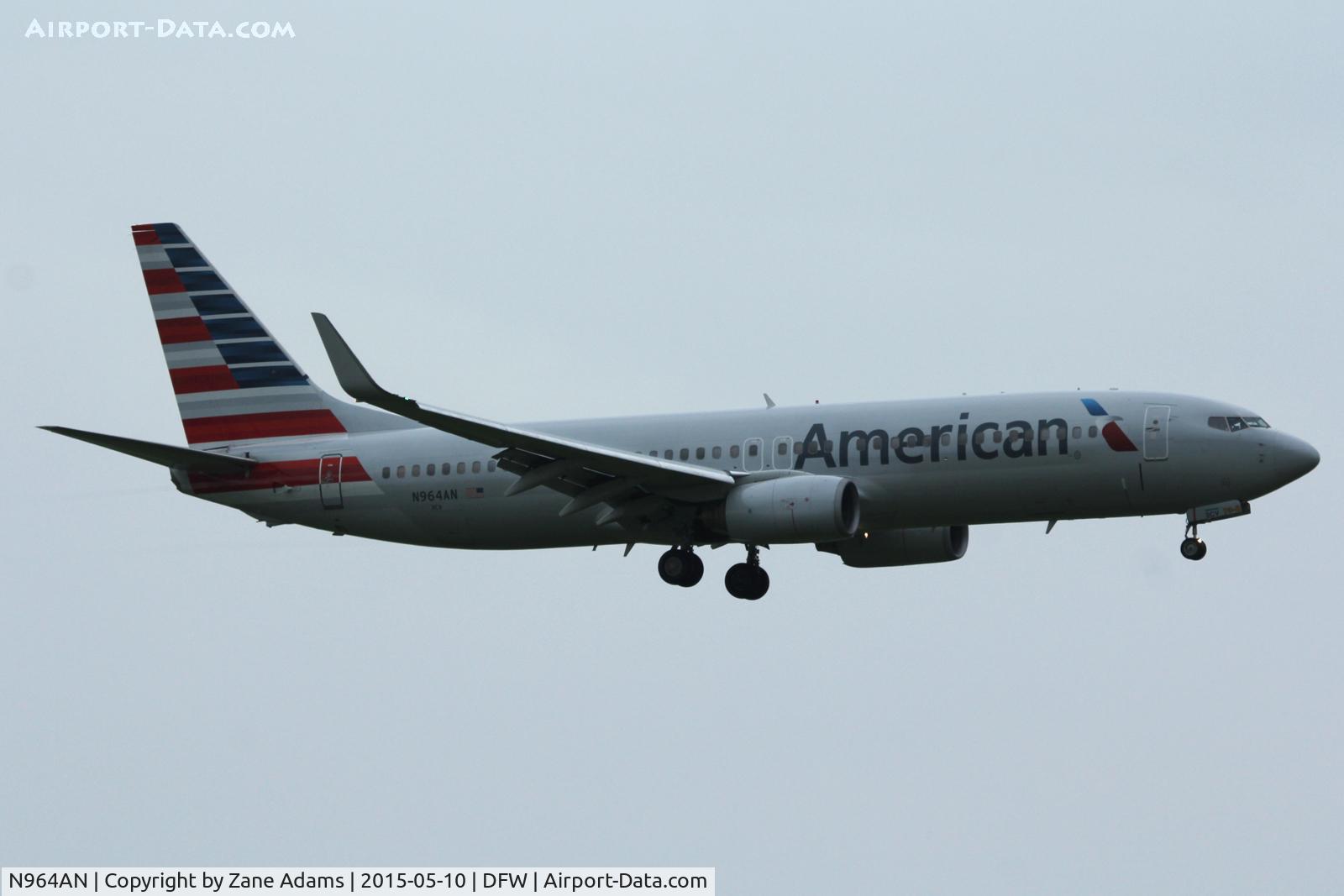 N964AN, 2001 Boeing 737-823 C/N 30093, American Airlines landing at DFW Airport