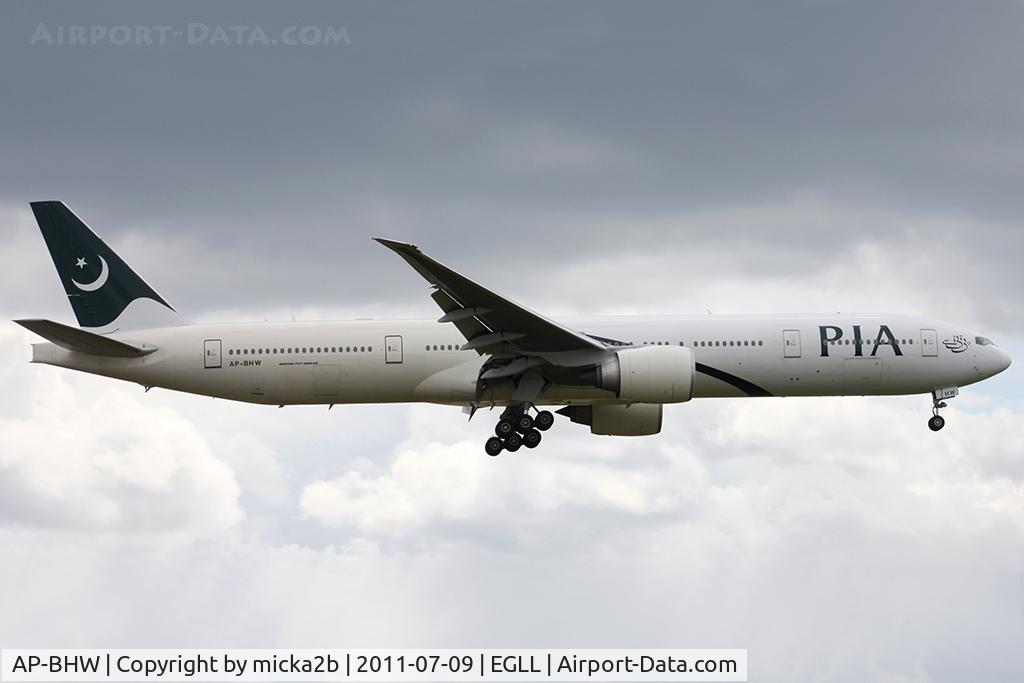 AP-BHW, 2007 Boeing 777-340/ER C/N 33779, Landing