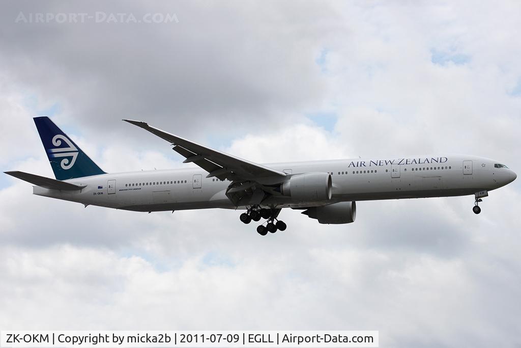 ZK-OKM, 2010 Boeing 777-306/ER C/N 38405, Landing