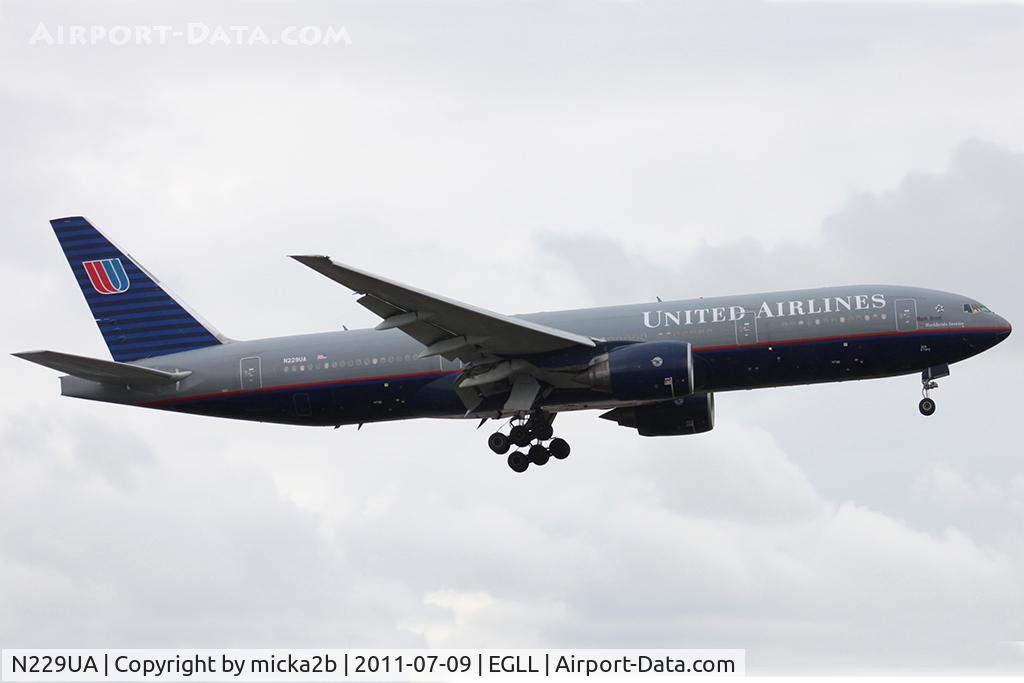N229UA, 2002 Boeing 777-222 C/N 30557, Landing