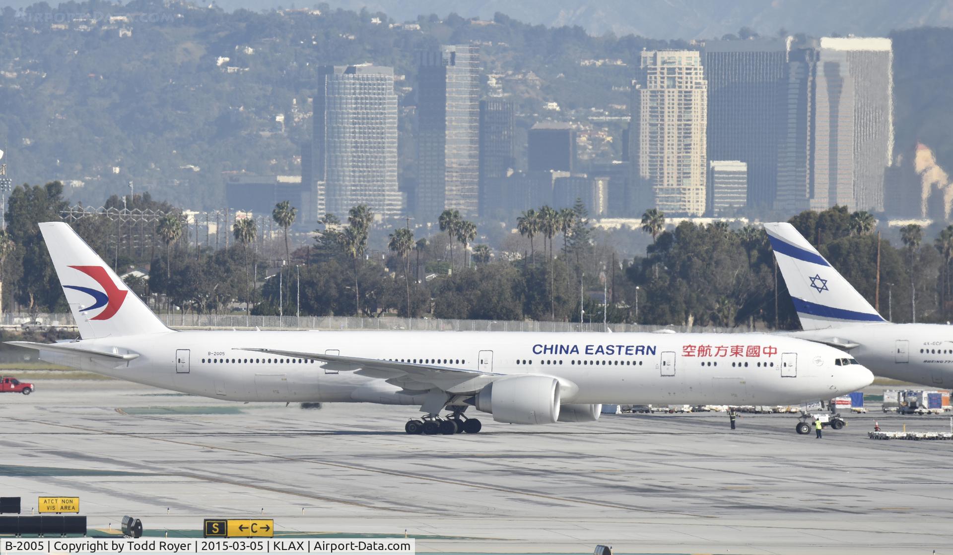 B-2005, 2014 Boeing 777-39P/ER C/N 43271, Taxiing to gate