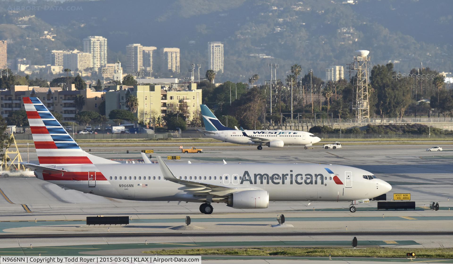 N966NN, 2015 Boeing 737-823 C/N 33240, Taxiing to gate