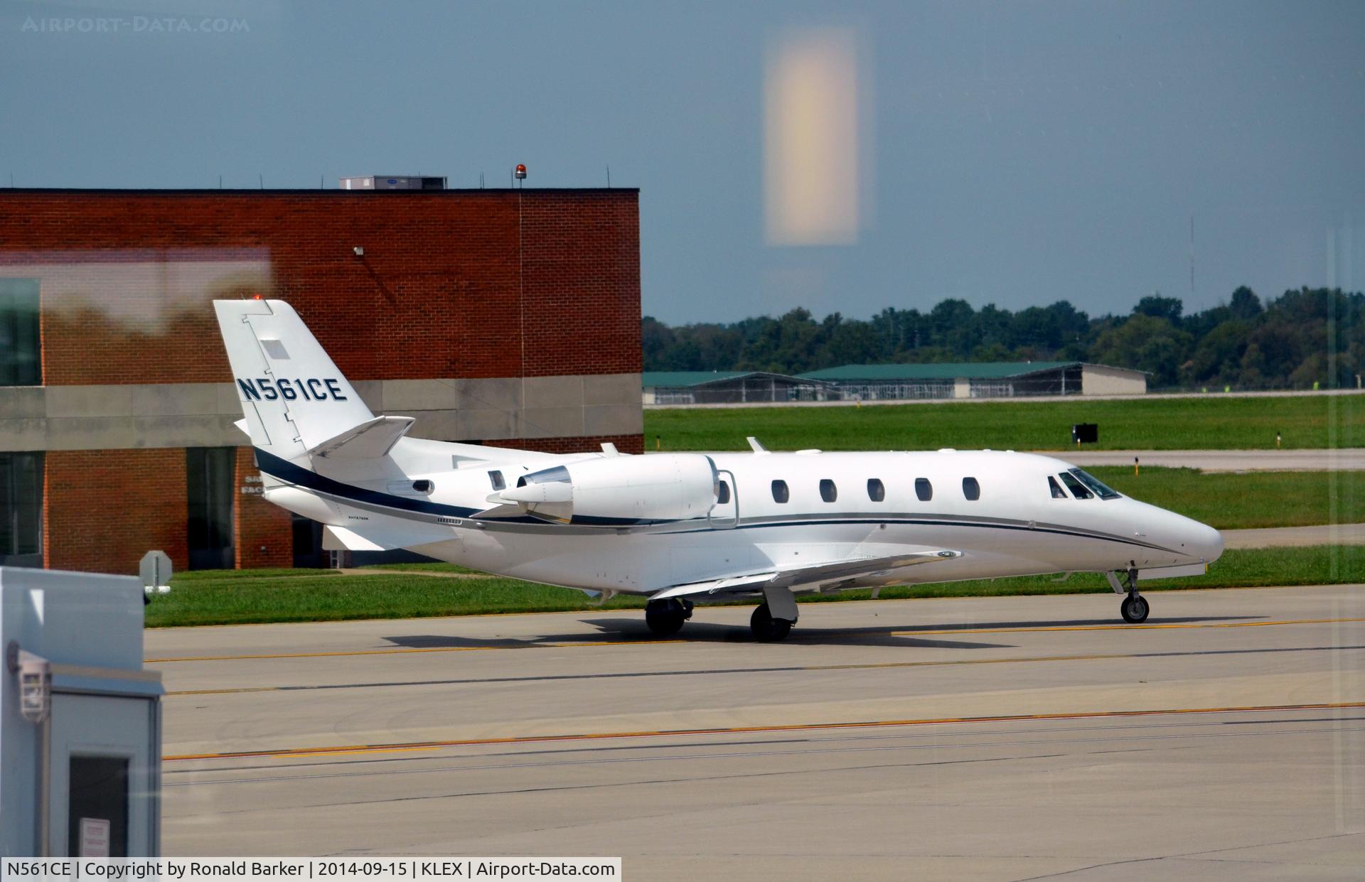 N561CE, 2001 Cessna 560XL C/N 5605206, Taxi Lexington