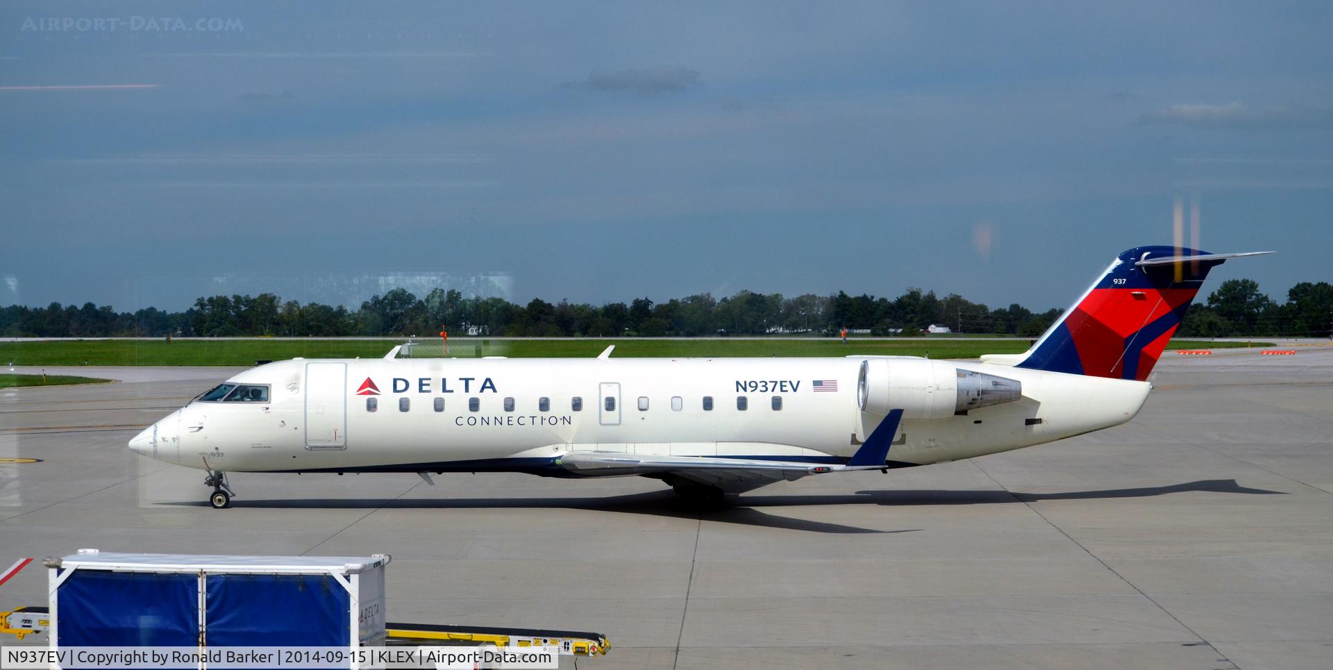 N937EV, 2005 Bombardier CRJ-200ER (CL-600-2B19) C/N 8042, Taxi Lexington