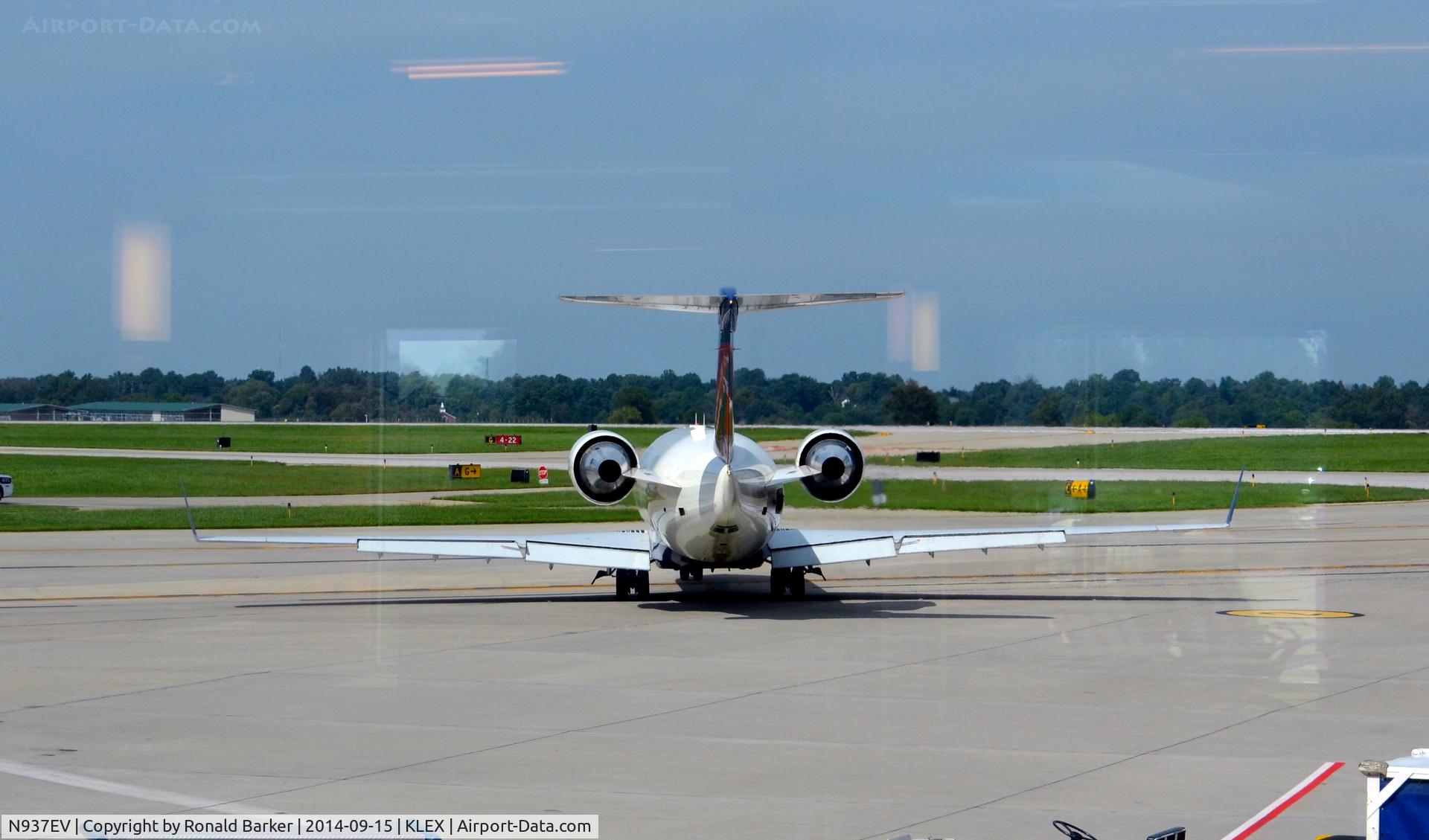 N937EV, 2005 Bombardier CRJ-200ER (CL-600-2B19) C/N 8042, Taxi Lexington