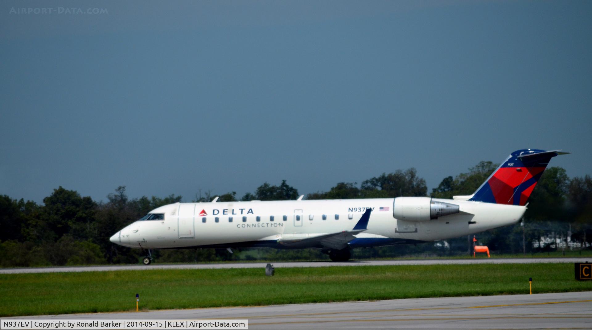 N937EV, 2005 Bombardier CRJ-200ER (CL-600-2B19) C/N 8042, Takeoff Lexington