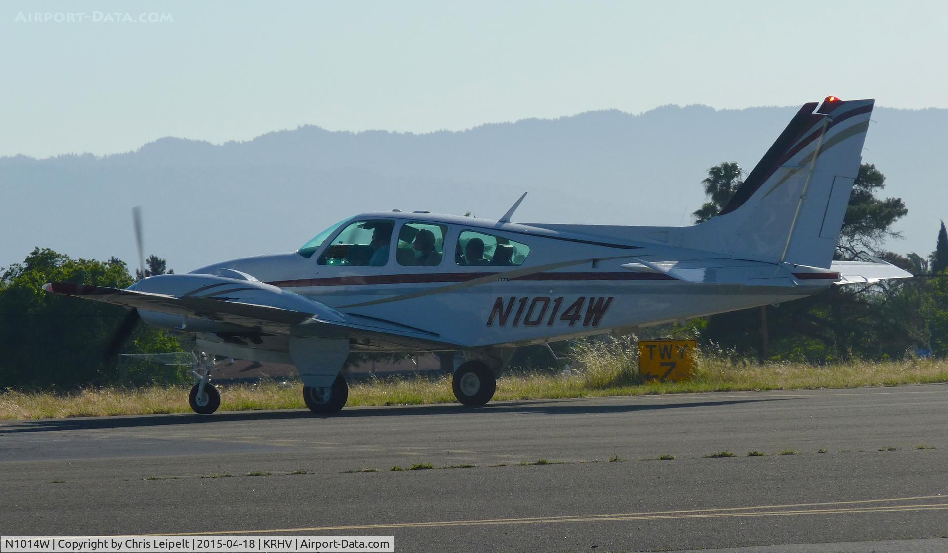 N1014W, 1973 Beech E-55 Baron C/N TE-906, A 1973 Beechcraft Baron E-55 taxing out of Reid Hillview for the last time after being sold by Lafferty Aircraft Sales at Reid Hillview Airport, CA.