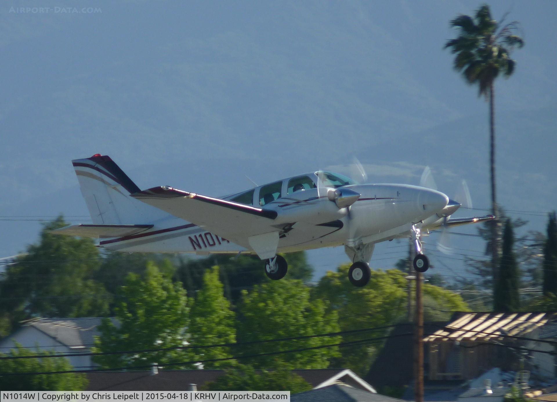 N1014W, 1973 Beech E-55 Baron C/N TE-906, A 1973 Beechcraft Baron E-55 departing out of Reid Hillview for the last time after being sold by Lafferty Aircraft Sales at Reid Hillview Airport, CA.