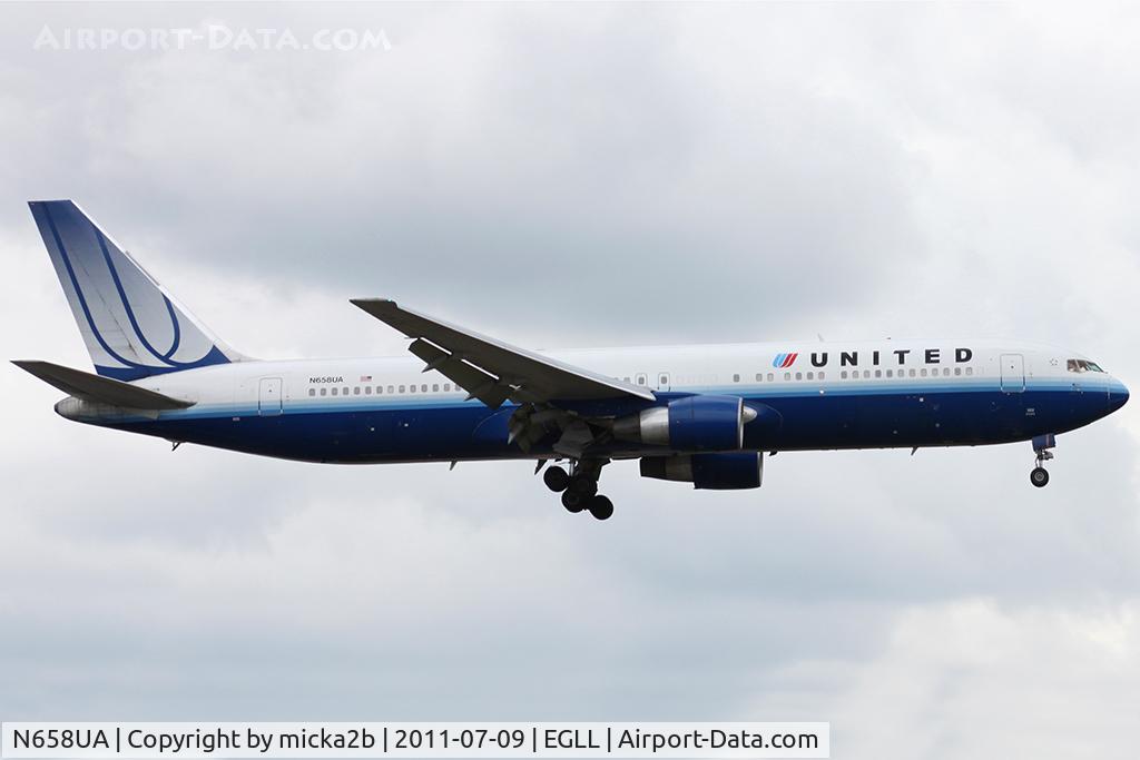 N658UA, 1993 Boeing 767-322 C/N 27113, Landing