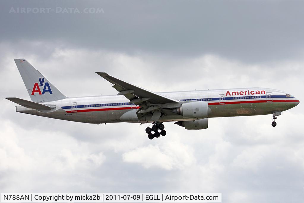 N788AN, 2000 Boeing 777-223 C/N 30011, Landing
