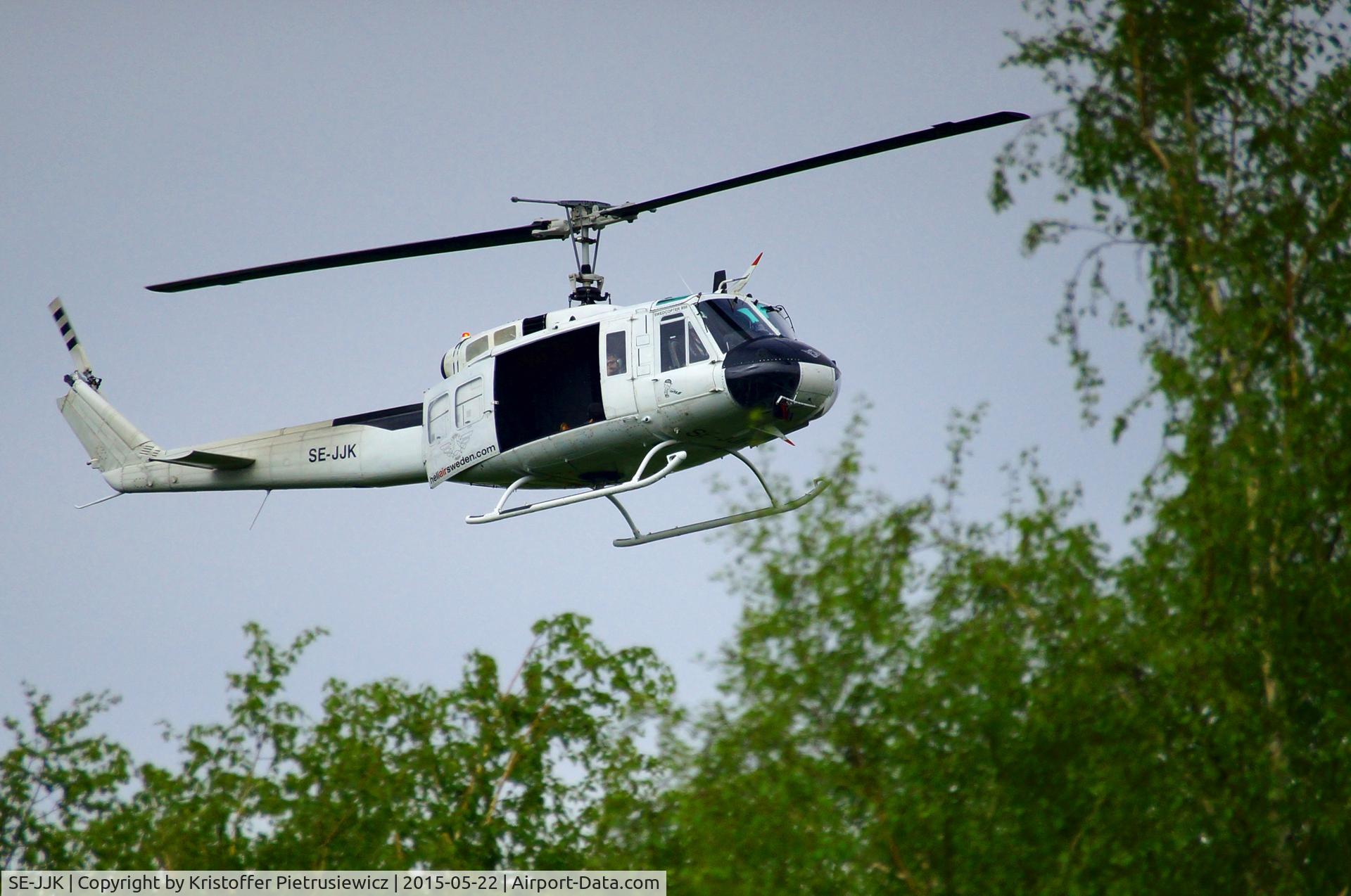 SE-JJK, Bell UH-1H Iroquois C/N 5639, para jump on Bulltofta Malmö 2015 05 22