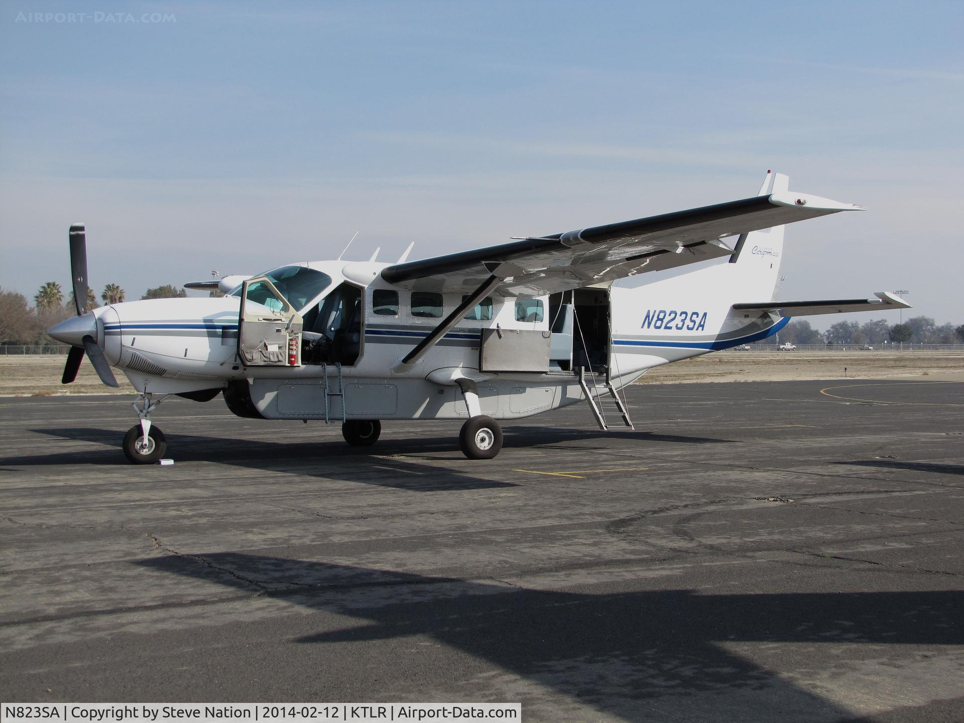 N823SA, 2000 Cessna 208B Grand Caravan C/N 208B0823, Western Caravan LLC (Yuma, AZ) Cessna 208B with cargo pod @ Mefford Field (Tulare, CA) for 2014 International Ag Expo