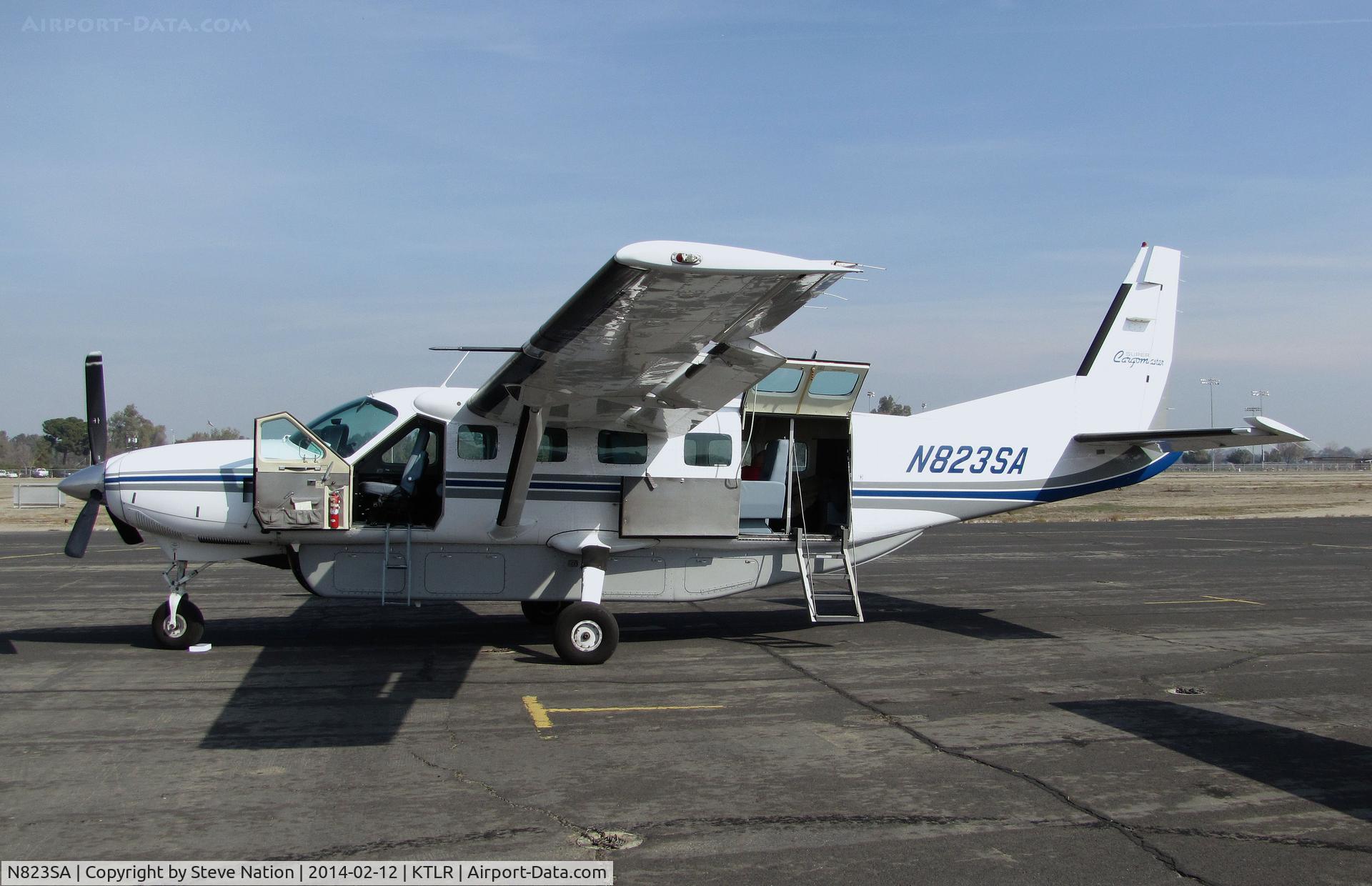 N823SA, 2000 Cessna 208B Grand Caravan C/N 208B0823, Western Caravan LLC (Yuma, AZ) Cessna 208B with cargo pod @ Mefford Field (Tulare, CA) for 2014 International Ag Expo