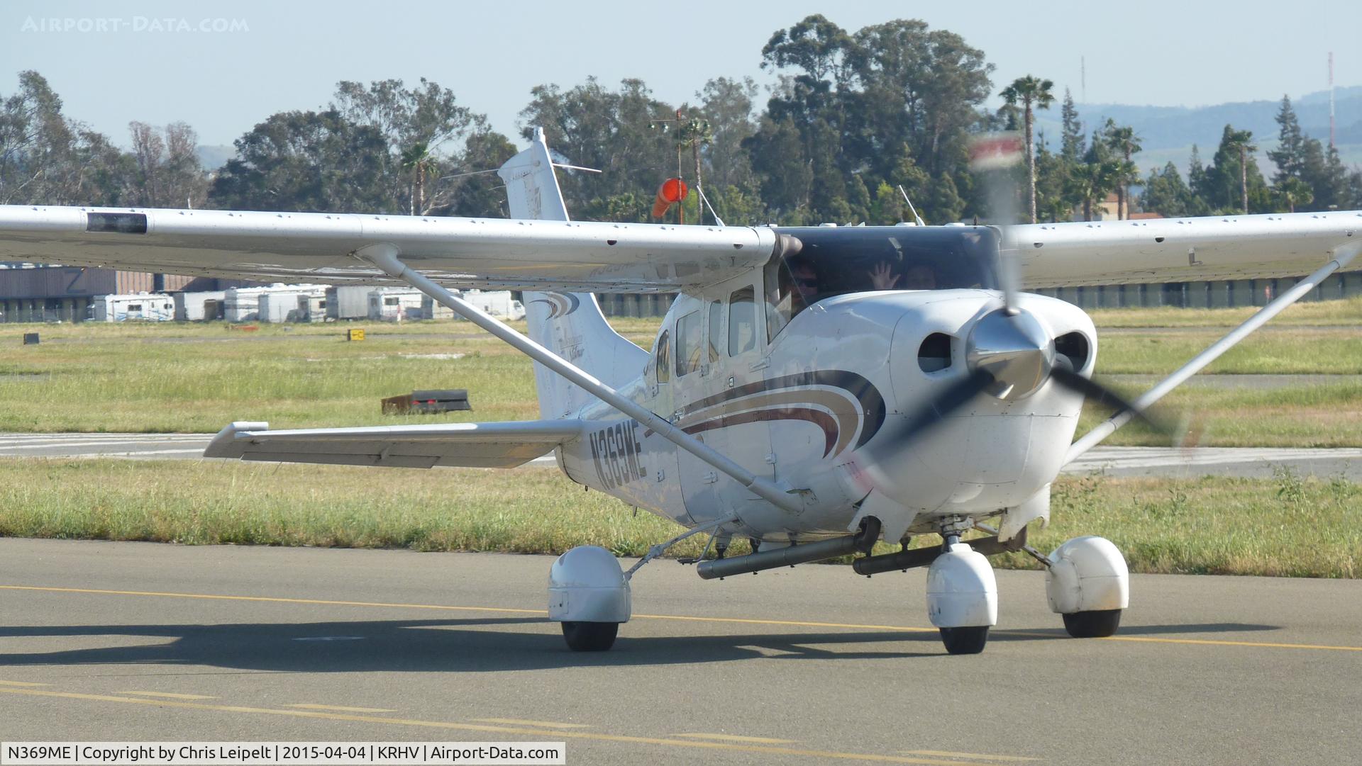 N369ME, 2000 Cessna 206H Stationair C/N 20608125, A local 2000 Cessna 206H taxing back to the Discover Air hangar at Reid Hillview Airport, CA.