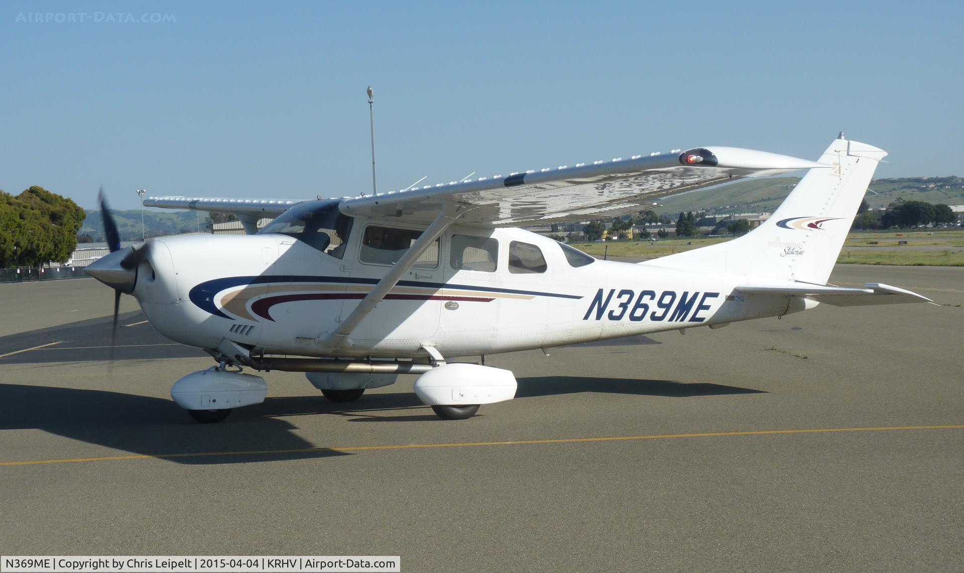 N369ME, 2000 Cessna 206H Stationair C/N 20608125, A local 2000 Cessna 206H taxing back to the Discover Air hangar at Reid Hillview Airport, CA.