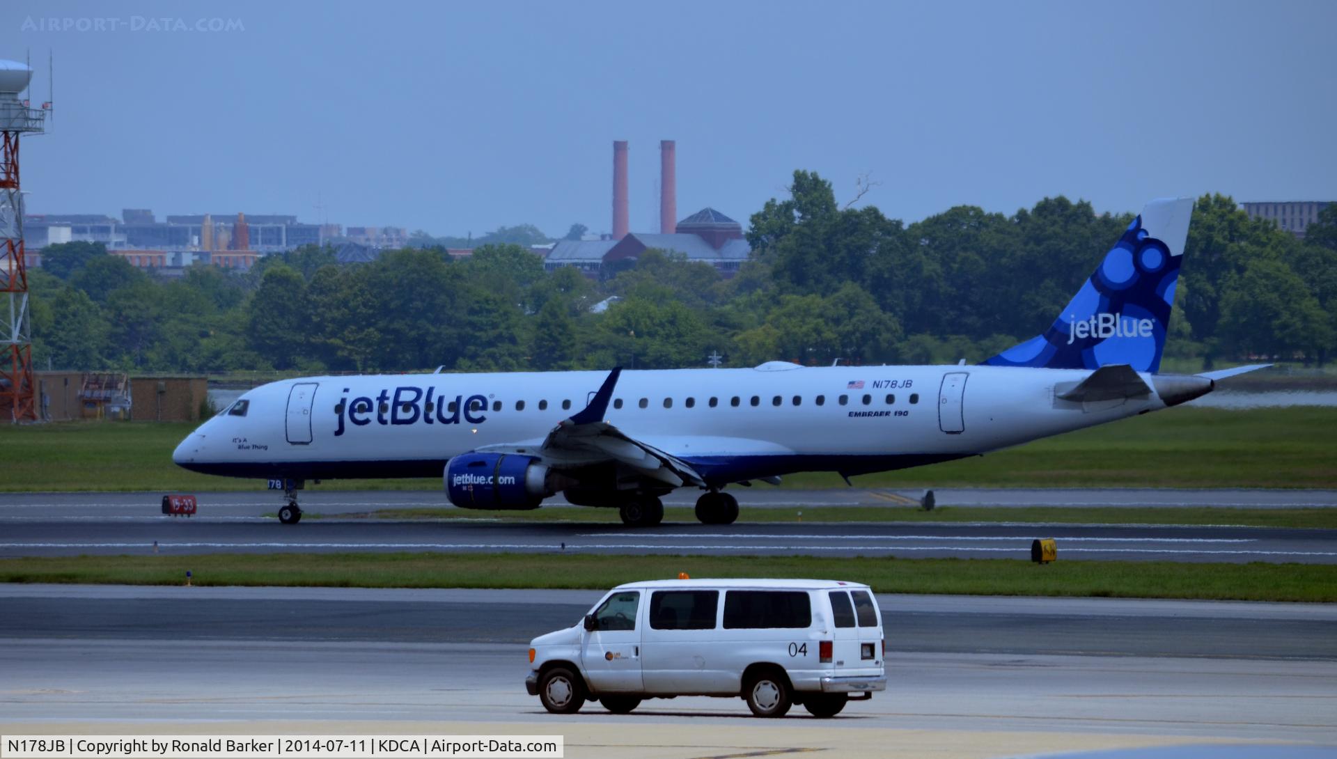 N178JB, 2005 Embraer 190AR (ERJ-190-100IGW) C/N 19000004, Landing DCA