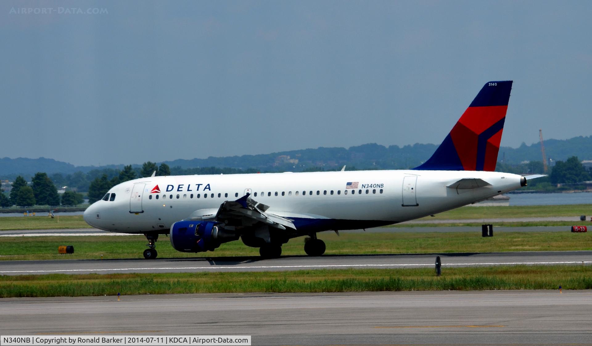 N340NB, 2002 Airbus A319-114 C/N 1714, Landing roll DCA